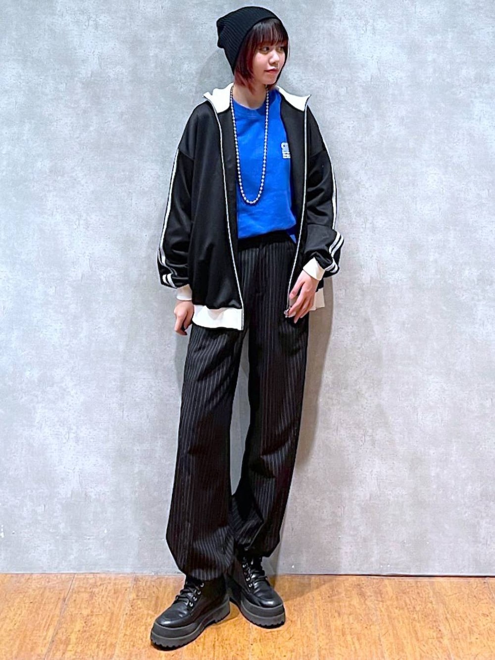 ブラック系のその他アウター、その他のその他パンツ、ブルー系のスウェットを着用したレディースの冬コーディネートの2枚目の写真