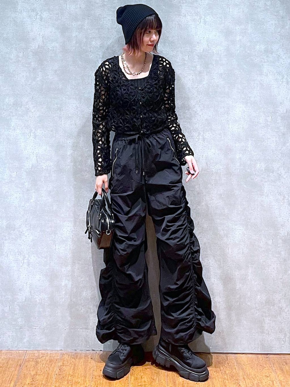 ブラック系のシャツ/ブラウス、ブラック系のタンクトップ、ブラック系のその他パンツを着用したレディースの春コーディネートの2枚目の写真