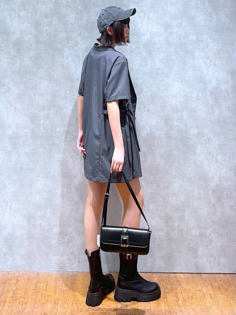 ブラック系のハンドバッグ、グレー系のテーラードジャケット、グレー系のその他パンツを着用したレディースの夏コーディネートの5枚目の写真