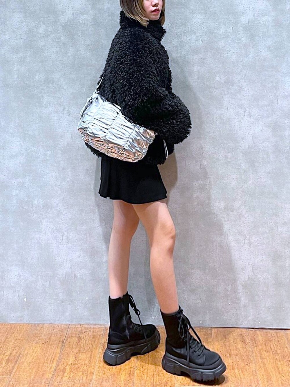 シルバー系のショルダーバッグ、ブラック系のその他パンツ、ブラック系のニット/セーターを着用したレディースの冬コーディネートの7枚目の写真