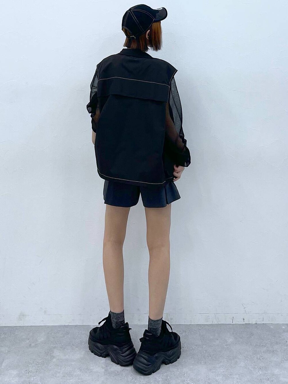 ブラック系のスニーカー、ブラック系のキャミソール、グレー系のその他パンツを着用したレディースの夏コーディネートの6枚目の写真