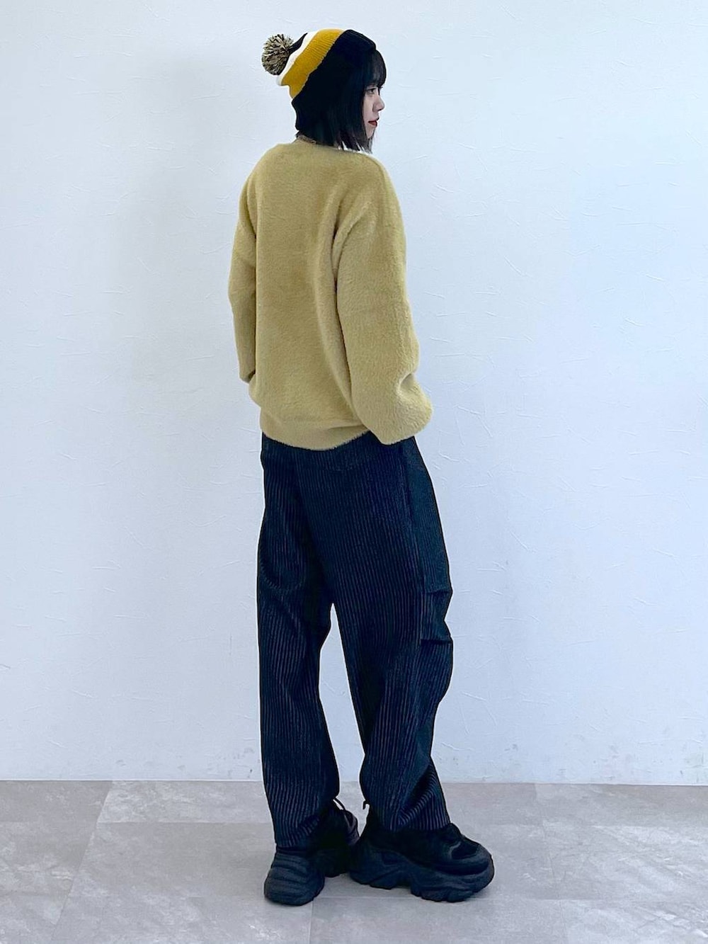 「差し色コーデ、高身長、女子ウケ、秋コーデ、骨格ナチュラル、PAGEBOY、PBLIM、着痩せ・細見え、ニット帽、ニット、モード、カジュアル、デニムパンツ、メンズライク、ストリート」｜「PAGEBOYのプラットチャンキースニーカー（スニーカー、ブラック系）」を使った、Kotohaさん（レディース・170cm）の秋コーディネートの5枚目の写真