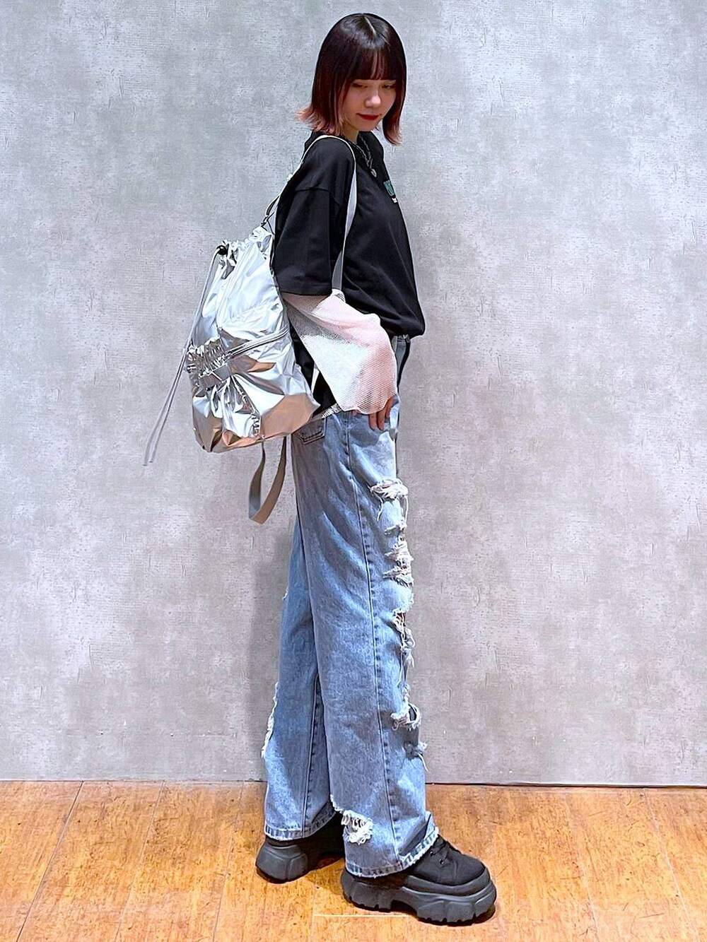 シルバー系のショルダーバッグ、ブラック系のTシャツ/カットソー、ブルー系のデニムパンツを着用したレディースの春コーディネートの5枚目の写真
