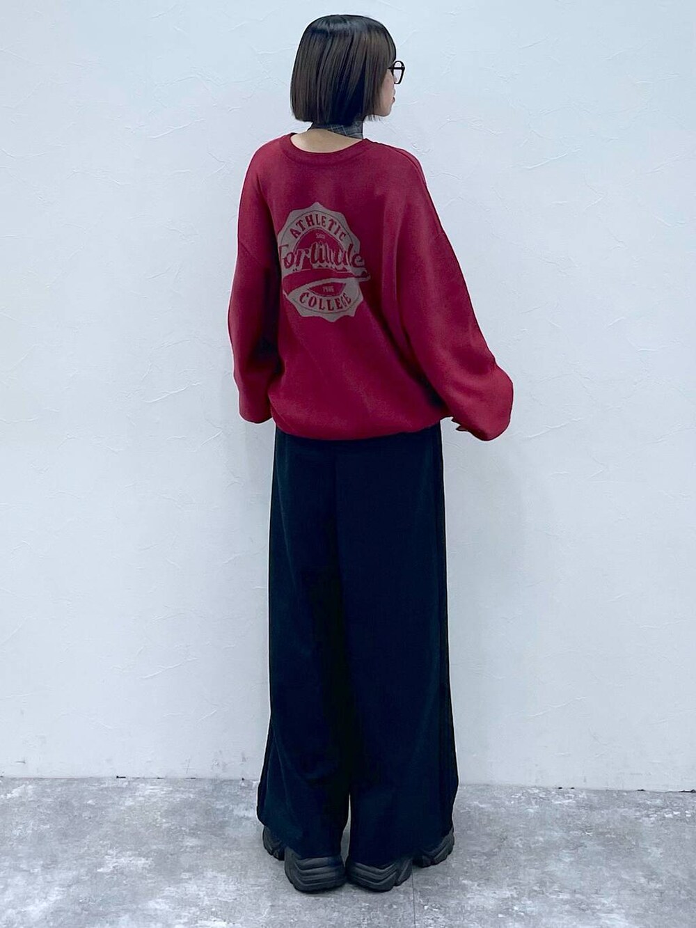 ブラック系のスニーカー、グレー系のネクタイ、ブラック系のスラックスを着用したレディースの秋コーディネートの3枚目の写真