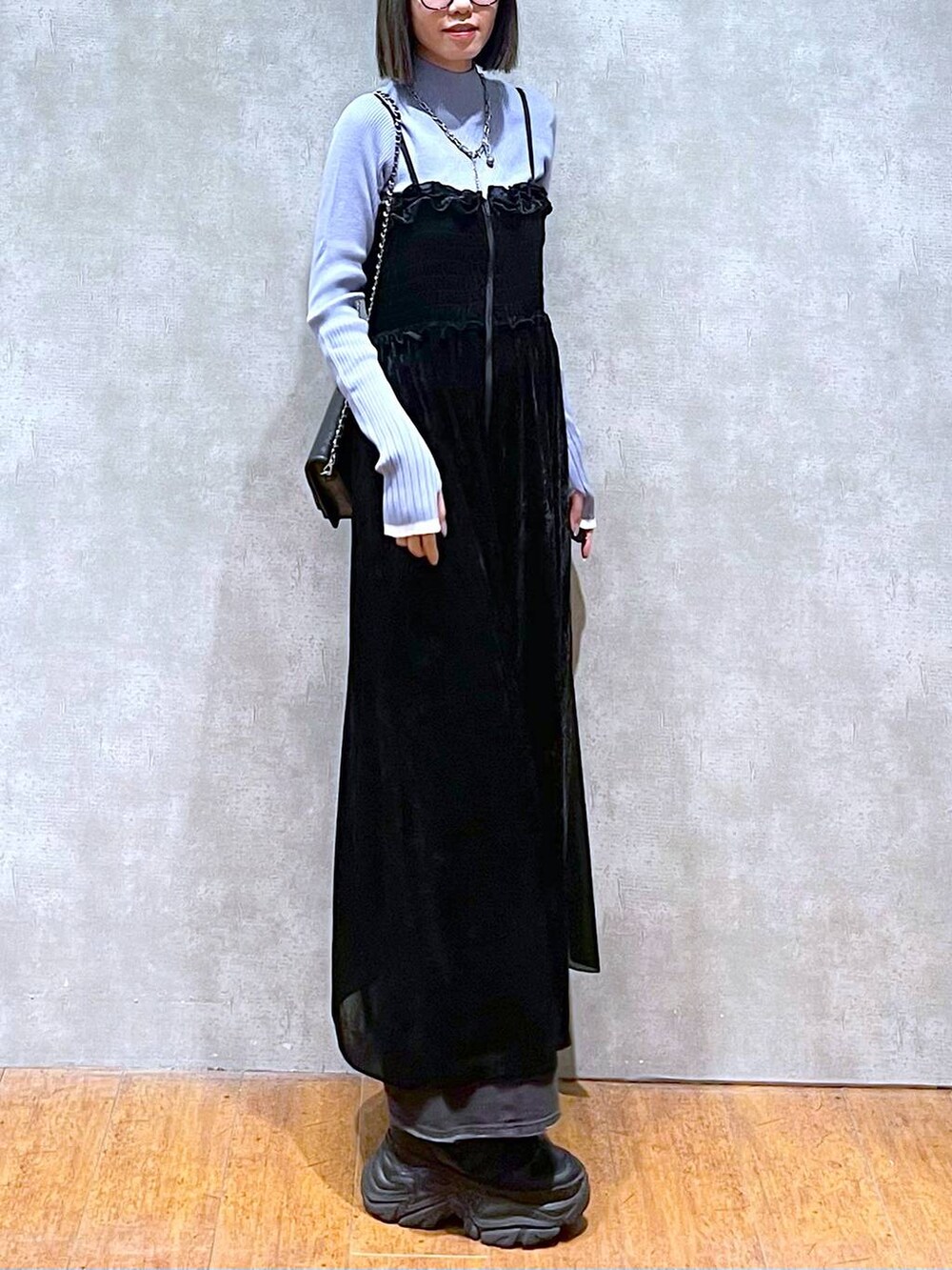 ブラック系のスニーカー、ブルー系のニット/セーター、ブラック系のデニムパンツを着用したレディースの秋コーディネートの6枚目の写真