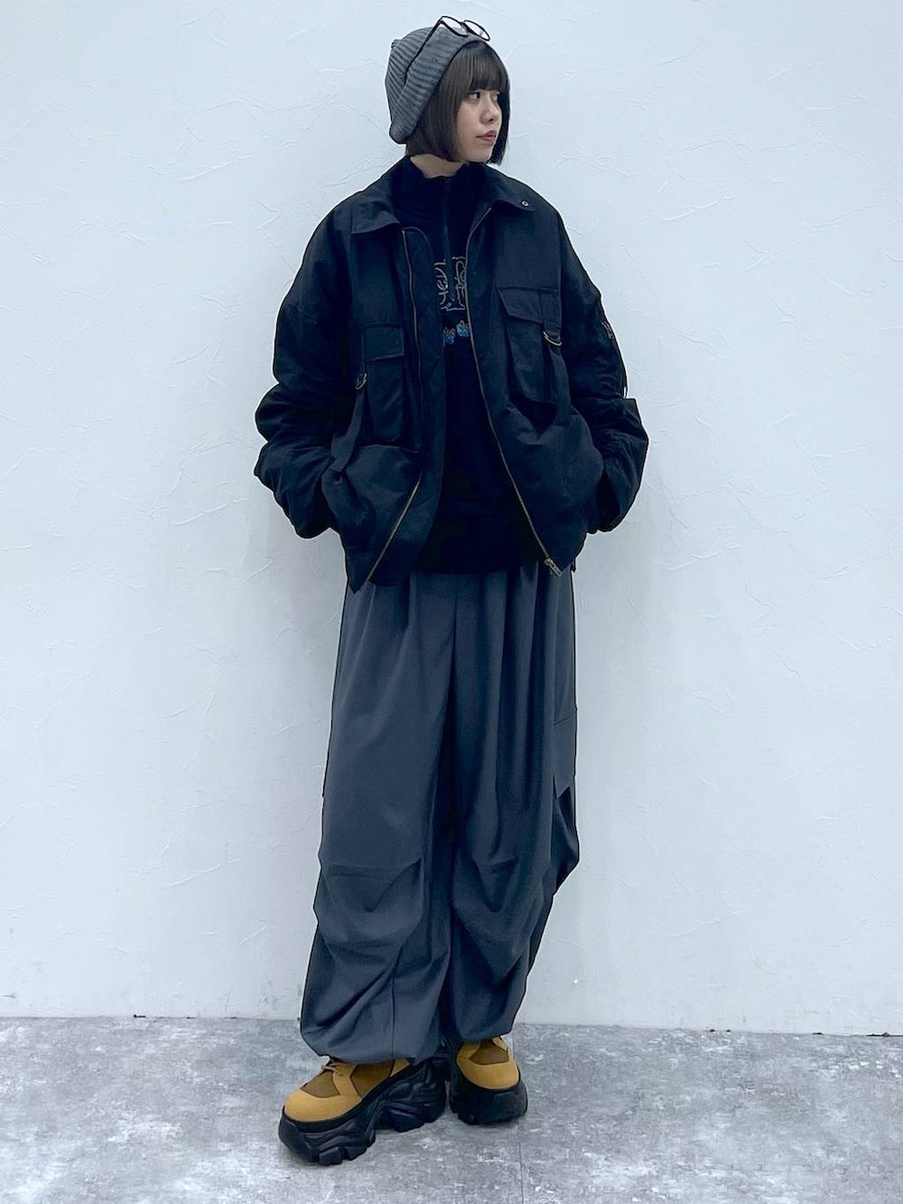 ブラウン系のブーツ、ブラック系のブルゾン、ブラック系のスウェットを着用したレディースの秋コーディネートの7枚目の写真