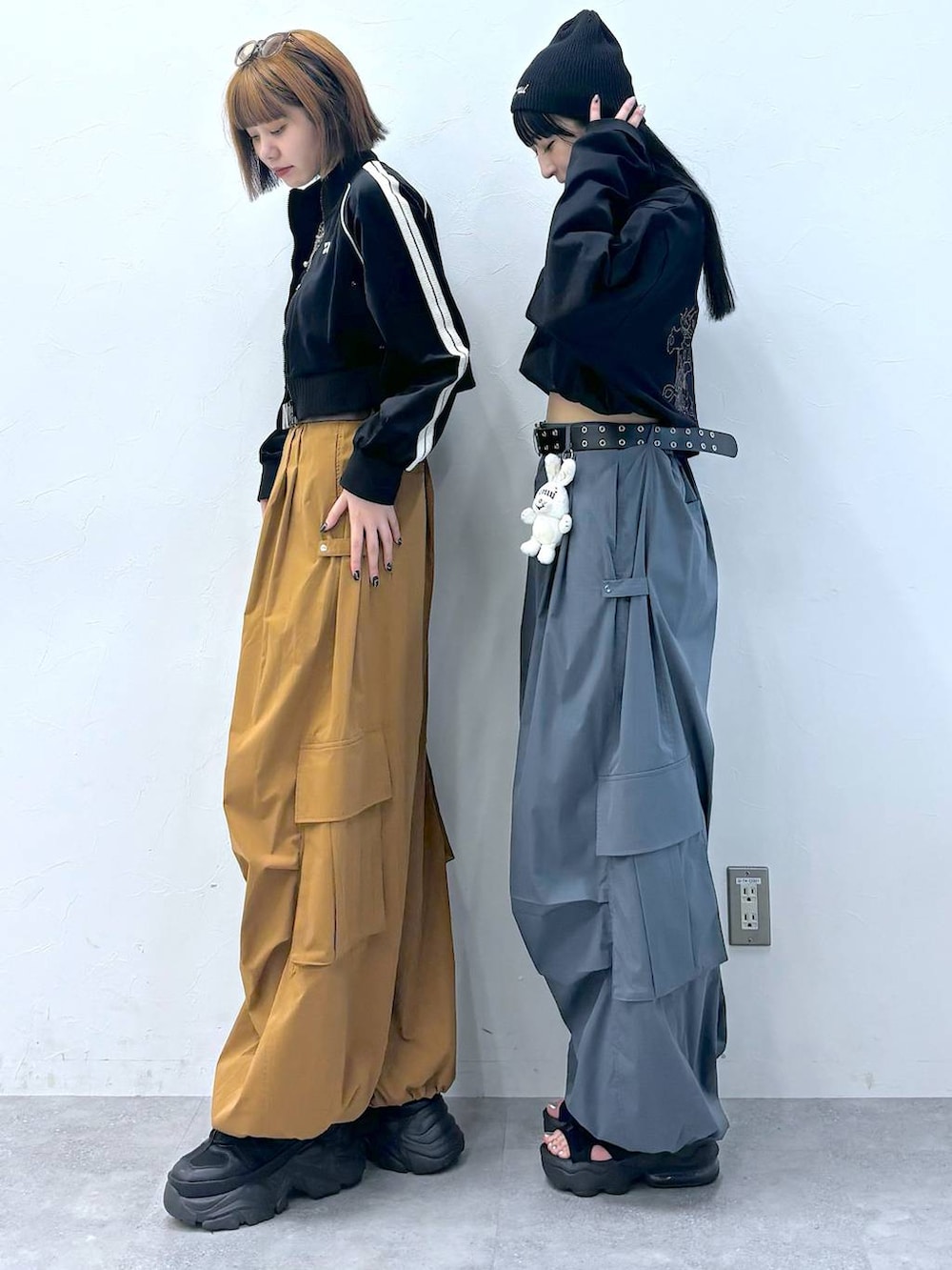 ブラック系のスニーカー、グレー系のカーゴパンツ、ブラウン系のカーゴパンツを着用したレディースの夏コーディネートの3枚目の写真