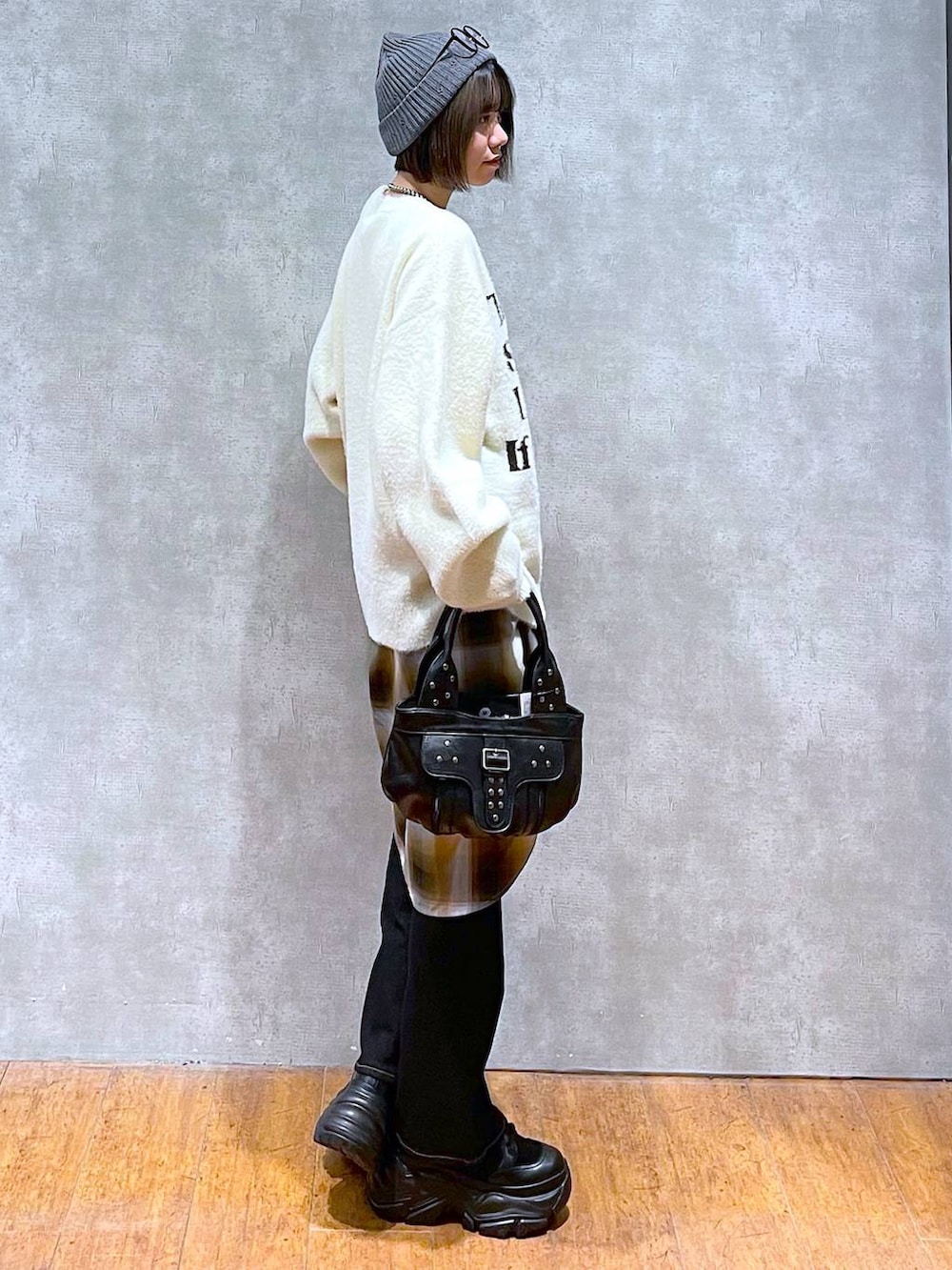 ブラック系のブーツ、イエロー系のシャツ/ブラウス、ホワイト系のニット/セーターを着用したレディースの秋コーディネートの5枚目の写真