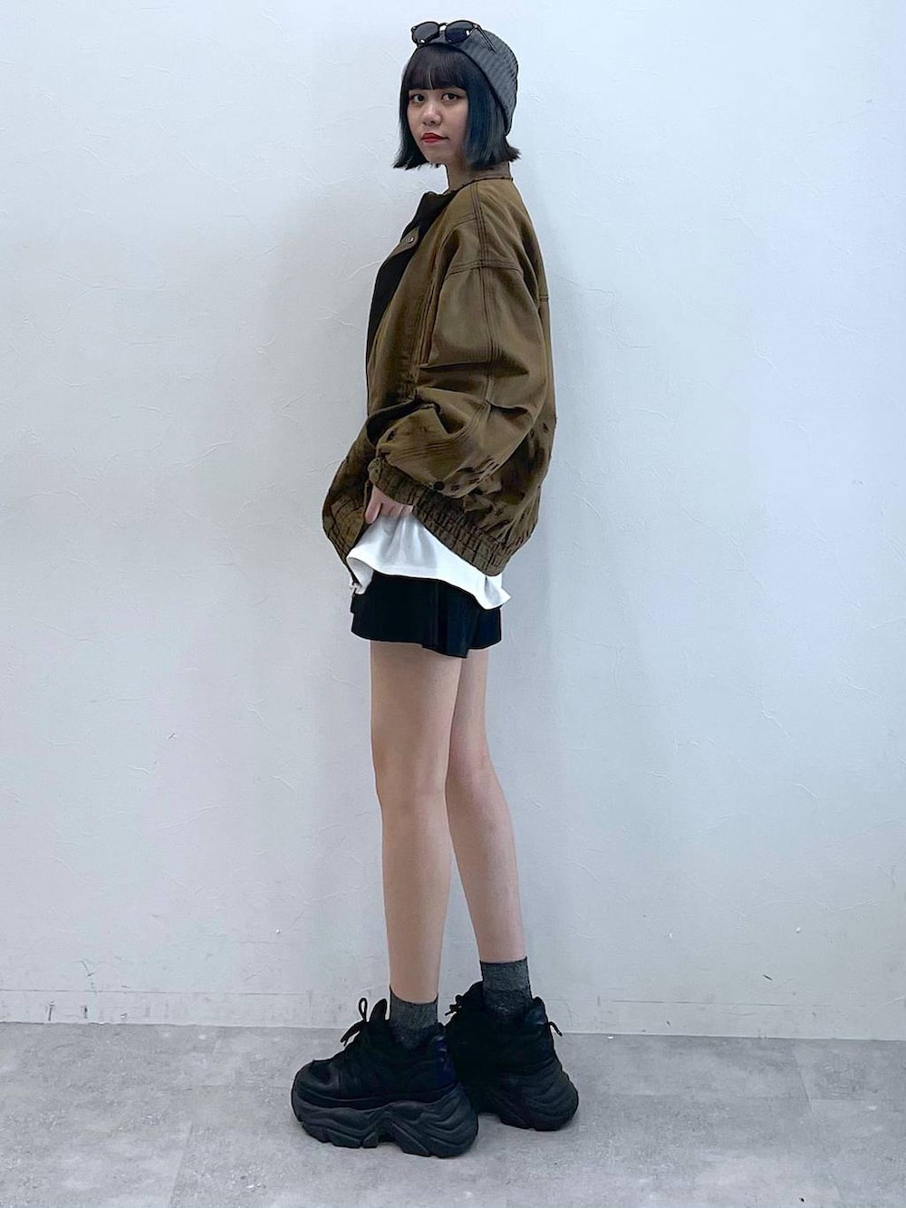 ブラック系のスニーカー、ブラック系のその他パンツ、ブラウン系のデニムジャケットを着用したレディースの夏コーディネートの4枚目の写真