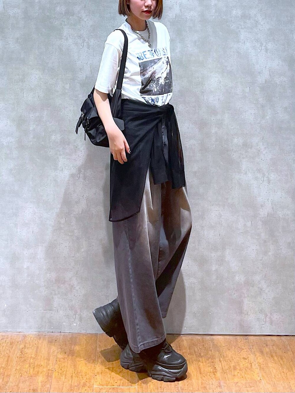 ブラック系のショルダーバッグ、ブラック系のスニーカー、ブラック系のシャツ/ブラウスを着用したレディースの夏コーディネートの6枚目の写真