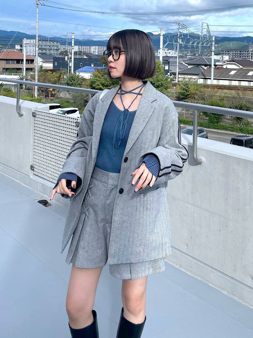 シルバー系のショルダーバッグ、ブラック系のその他パンツ、ブラック系のテーラードジャケットを着用したレディースの秋コーディネートの3枚目の写真