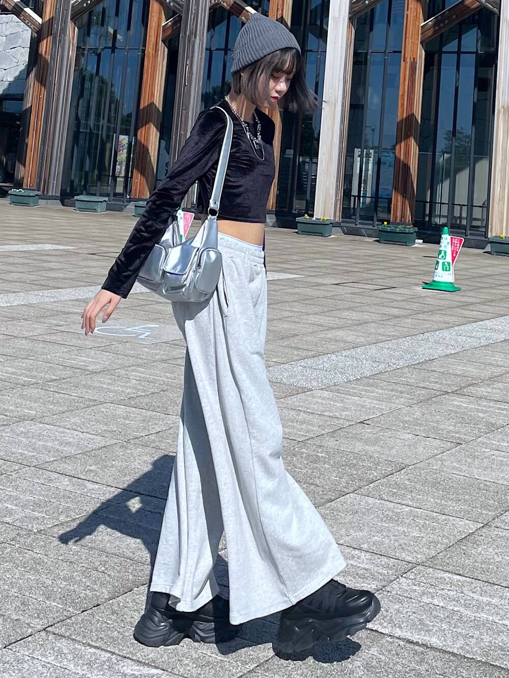 ブラック系のスニーカー、シルバー系のショルダーバッグ、ブラック系のTシャツ/カットソーを着用したレディースの秋コーディネートの8枚目の写真