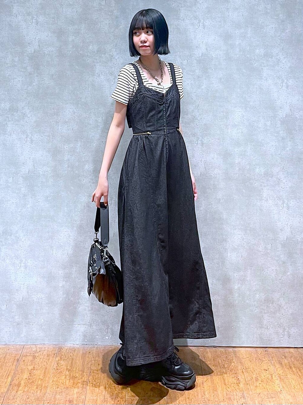 ブラック系のスニーカー、ブラック系のワンピース、ホワイト系のTシャツ/カットソーを着用したレディースの夏コーディネートの7枚目の写真