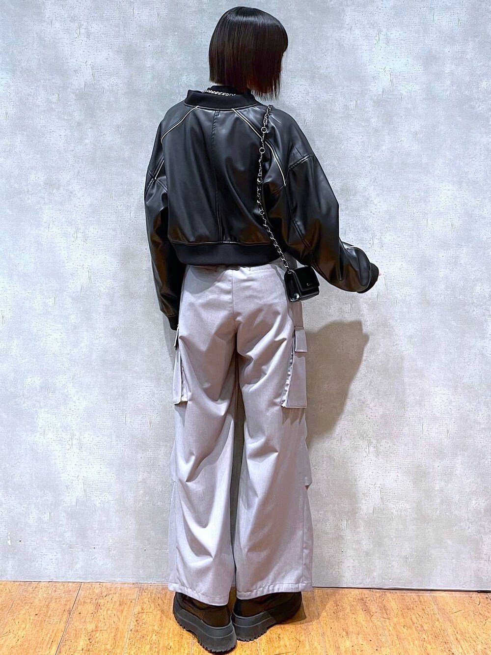 ブラック系のブーツ、ブラック系のブルゾン、ブラック系のニット/セーターを着用したレディースの冬コーディネートの3枚目の写真