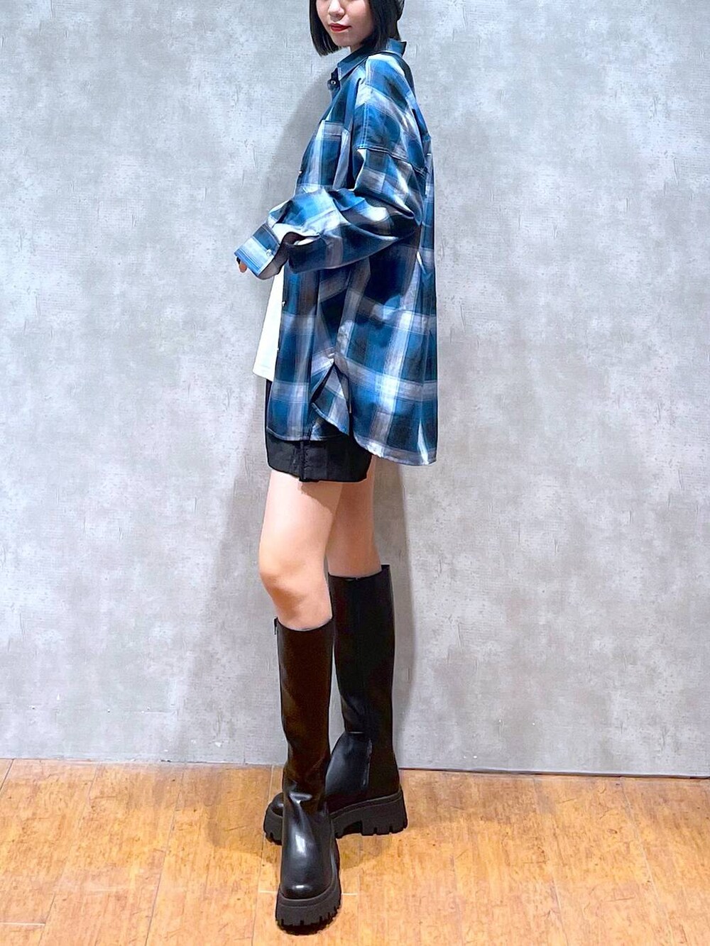 ホワイト系のTシャツ/カットソー、ブルー系のシャツ/ブラウス、ブラック系のブーツを着用したレディースの秋コーディネートの4枚目の写真