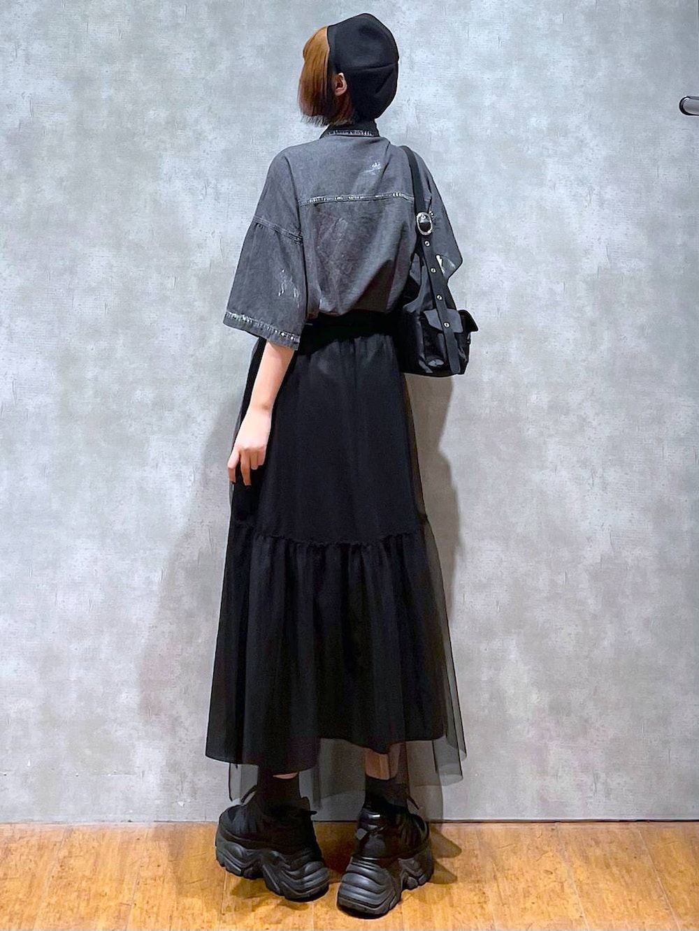 ブラック系のショルダーバッグ、ブラック系のスニーカー、ブラック系のシャツ/ブラウスを着用したレディースの夏コーディネートの7枚目の写真