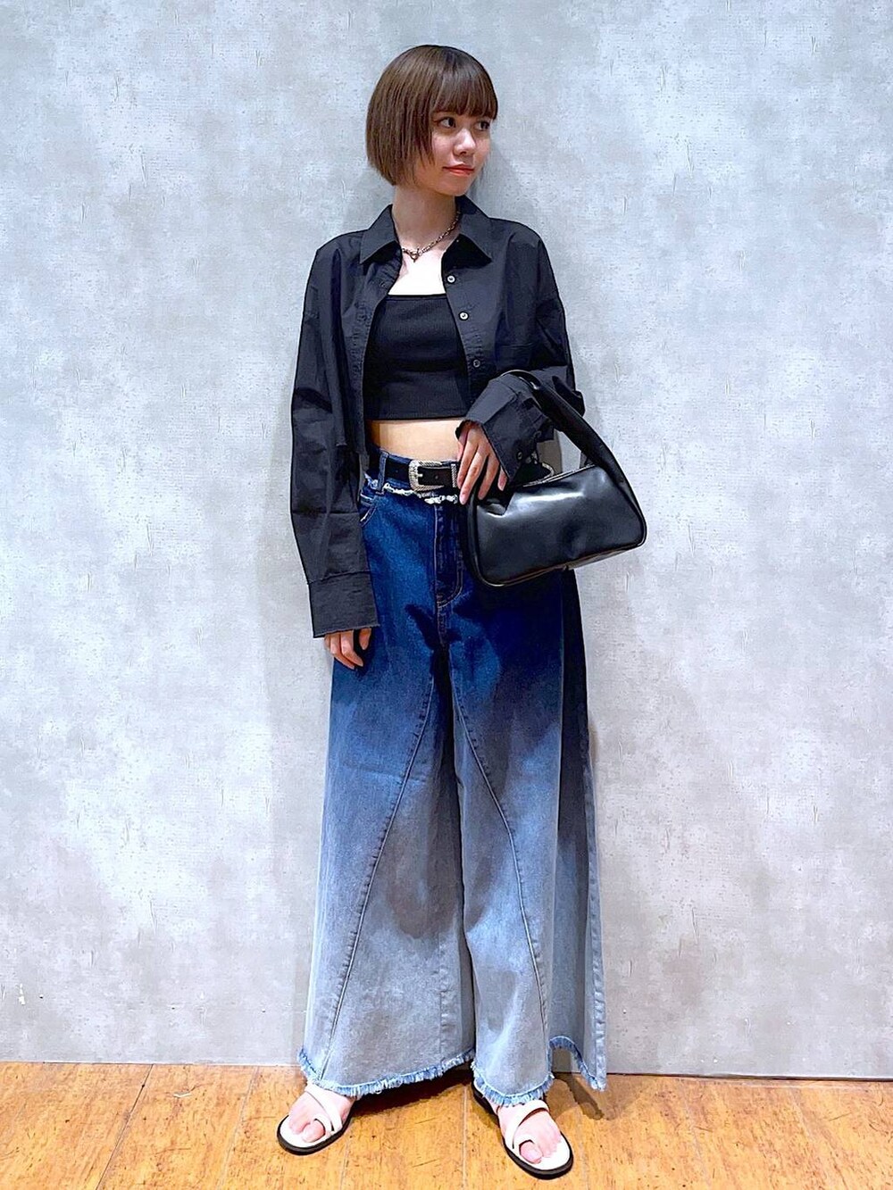 ブラック系のキャミソール、ホワイト系のサンダル、ブラック系のハンドバッグを着用したレディースの夏コーディネートの3枚目の写真