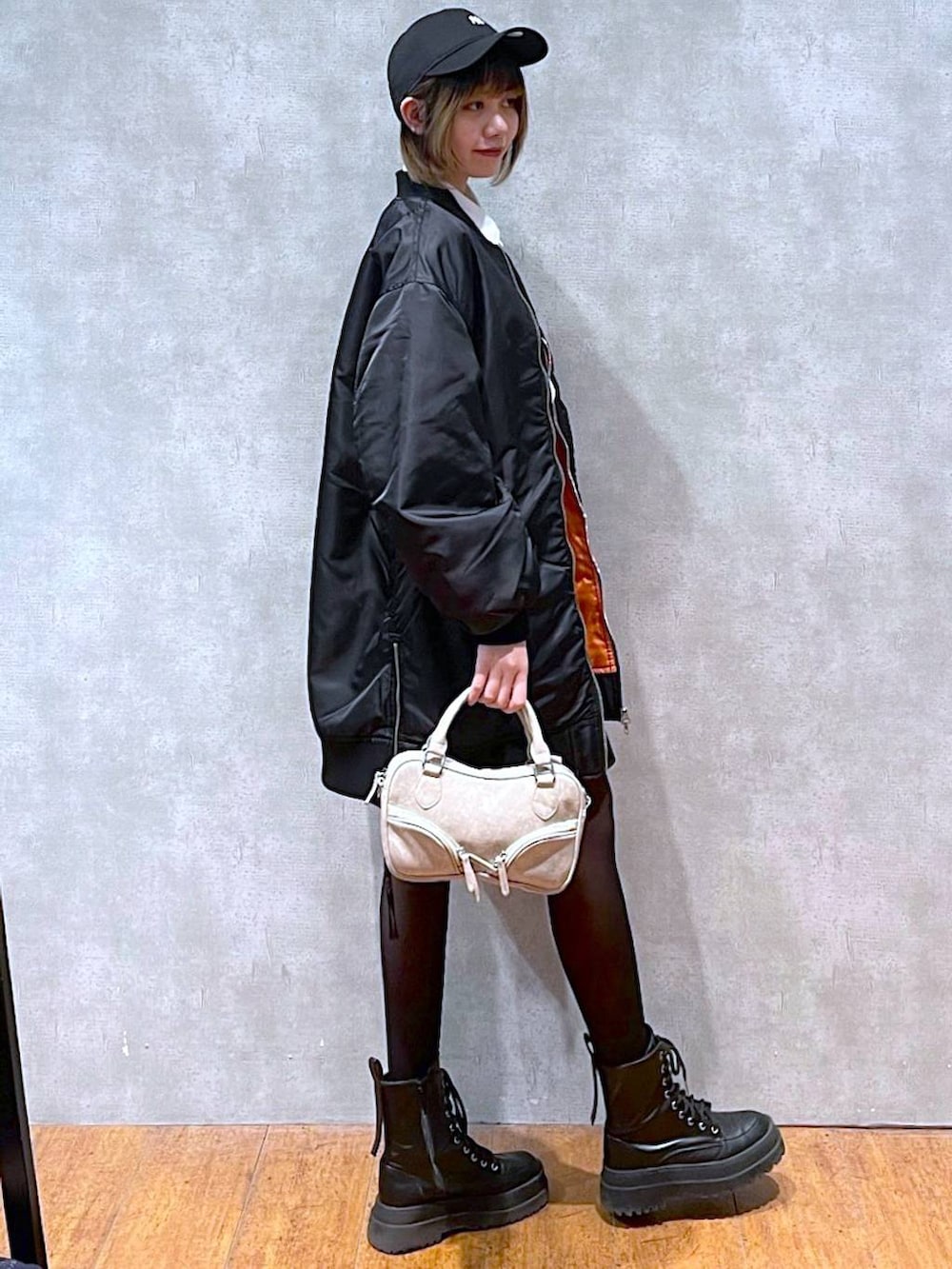 ホワイト系のシャツ/ブラウス、ブラック系のブーツ、ブラック系のその他パンツを着用したレディースの冬コーディネートの5枚目の写真