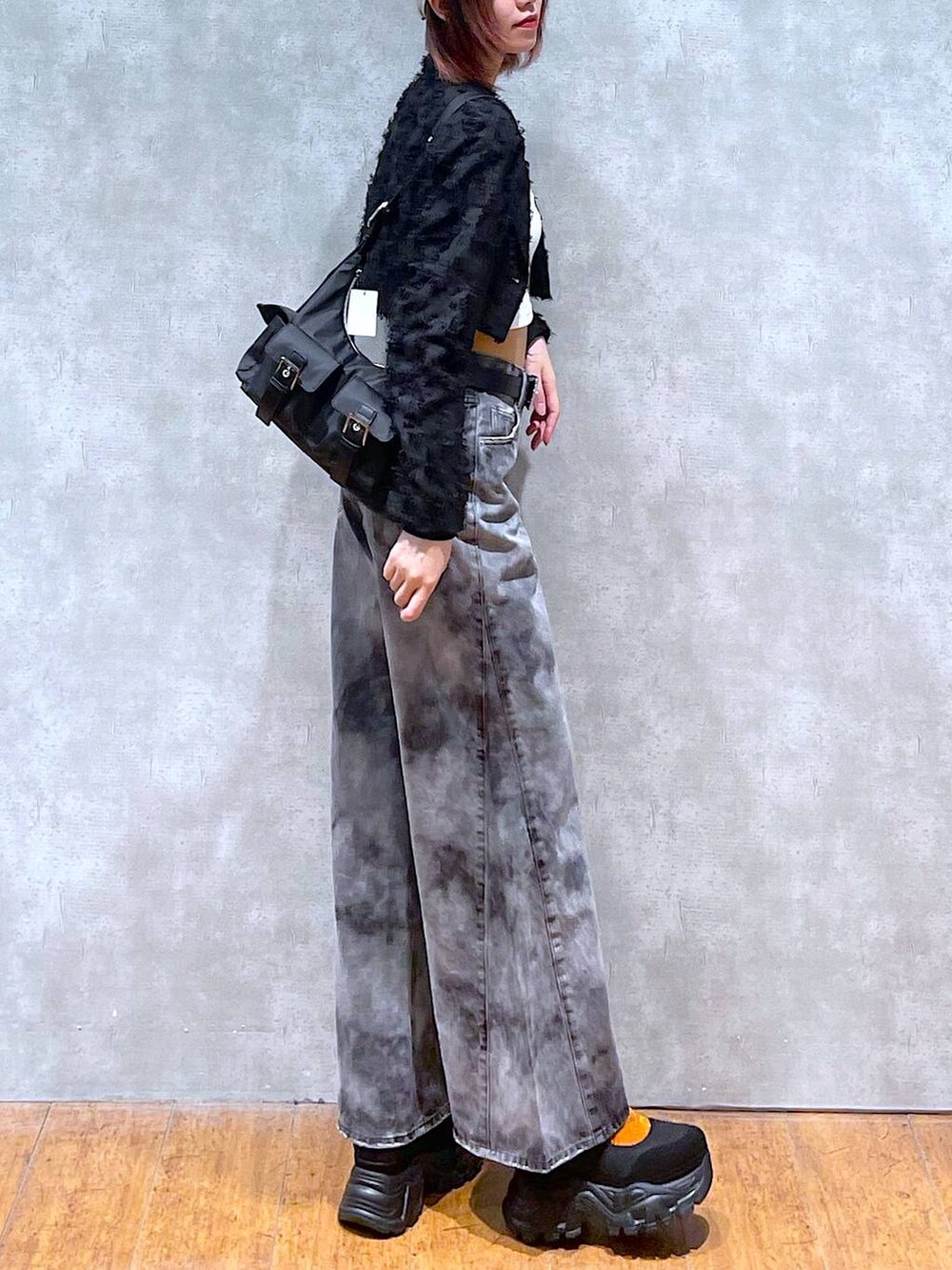 ブラック系のショルダーバッグ、ホワイト系のTシャツ/カットソー、ブラック系のテーラードジャケットを着用したレディースの春コーディネートの6枚目の写真