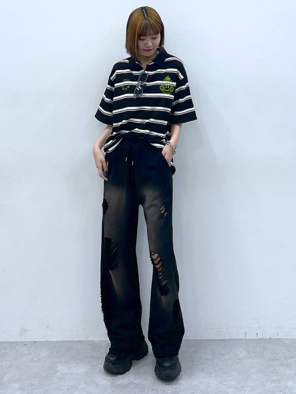 ブラック系のスニーカー、ブラック系のスウェットパンツ、ブラック系のTシャツ/カットソーを着用したレディースの夏コーディネートの3枚目の写真