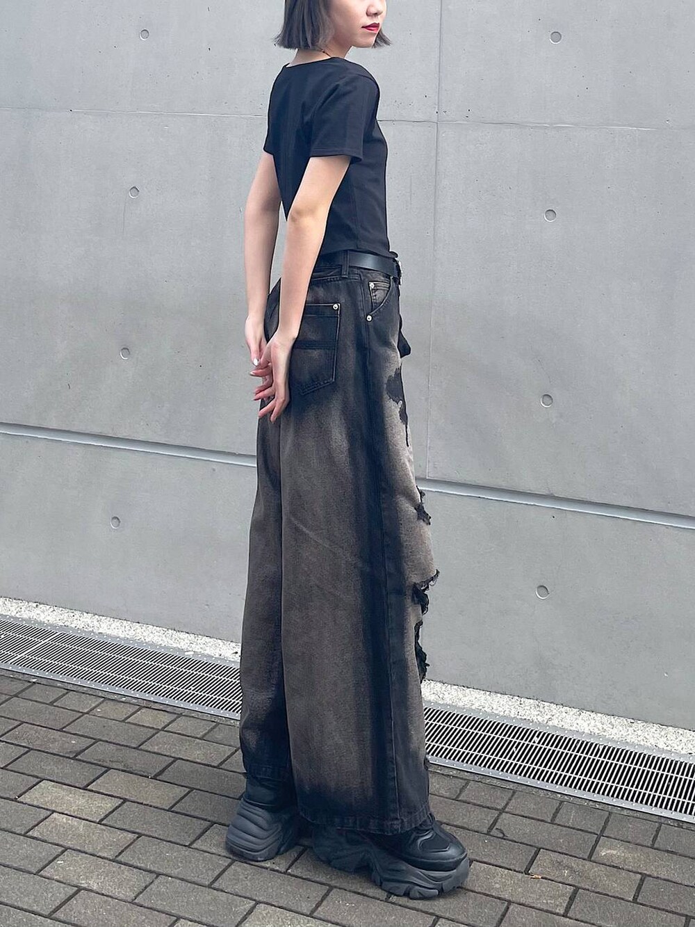 ブラック系のスニーカー、ブラック系のデニムパンツ、ブラック系のTシャツ/カットソーを着用したレディースの夏コーディネートの4枚目の写真