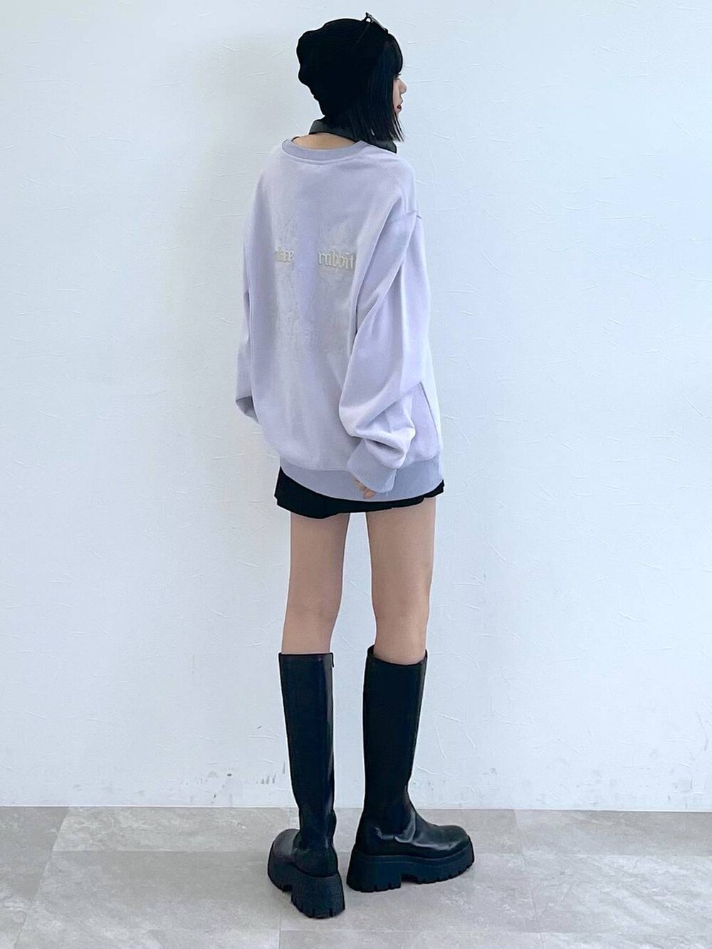 「高身長、女子ウケ、秋コーデ、PBLIM、ショートパンツ、ブーツ、差し色コーデ、骨格ナチュラル、モード、カジュアル、PAGEBOY、着痩せ・細見え、スウェット、韓国系、韓国ファッション」｜「PAGEBOYのラッププリーツショートパンツ（その他パンツ、ブラック系）」を使った、Kotohaさん（レディース・170cm）の秋コーディネートの2枚目の写真