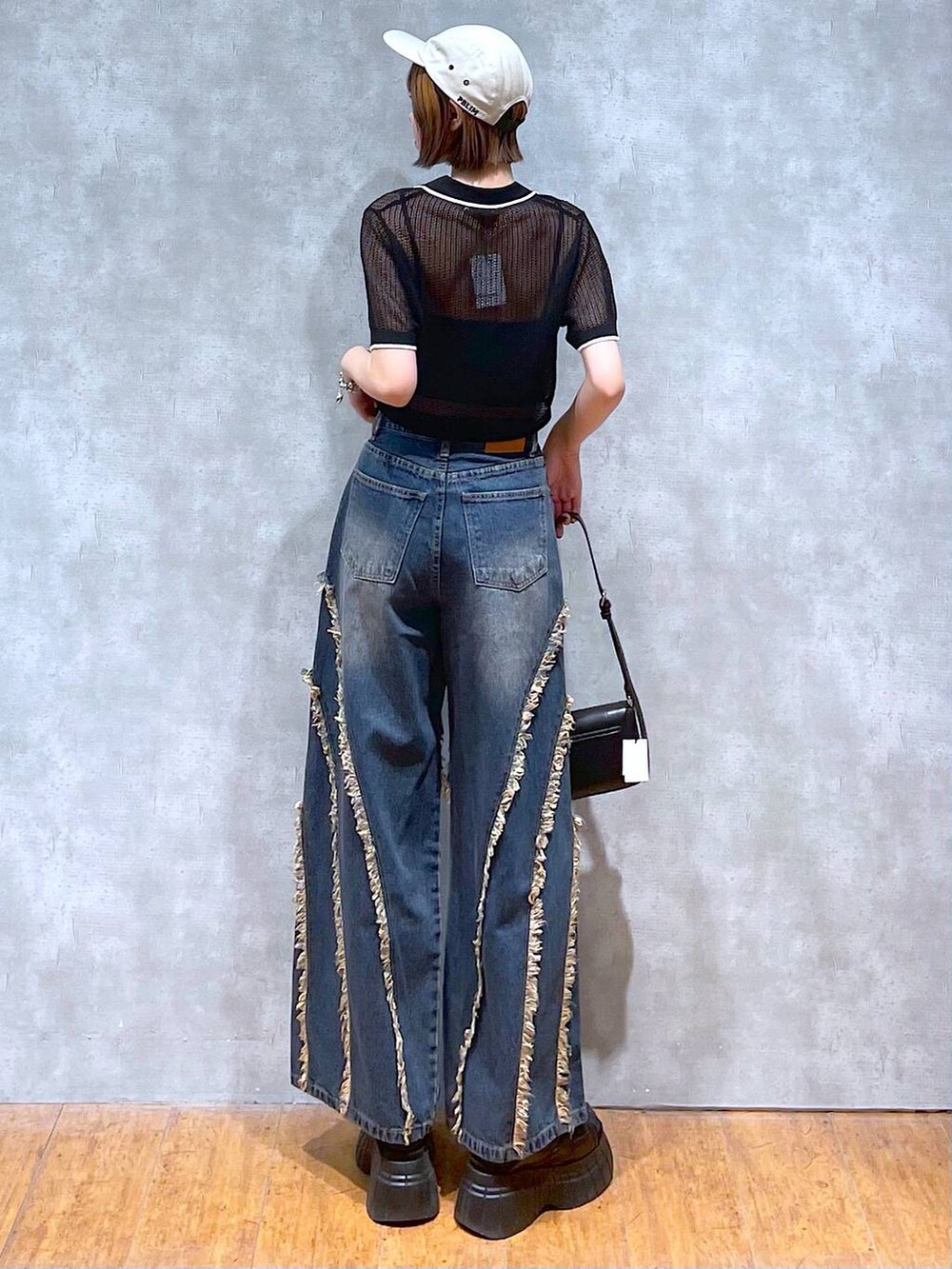 ブラック系のスニーカー、ブラック系のキャミソール、ブラック系のハンドバッグを着用したレディースの夏コーディネートの5枚目の写真