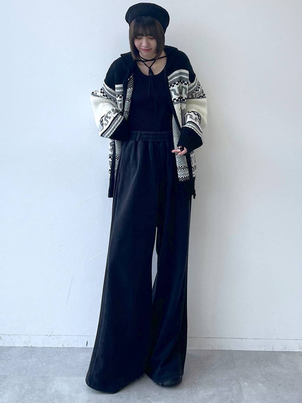 ブラック系のスニーカー、ブラック系のカーディガン/ボレロ、ブラック系のスウェットパンツを着用したレディースの秋コーディネートの9枚目の写真