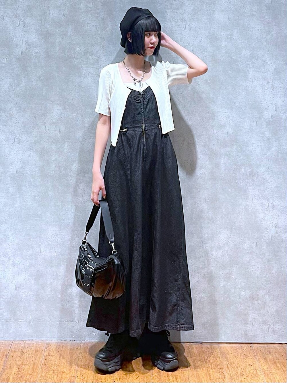 ブラック系のスニーカー、ブラック系のワンピース、ホワイト系のキャミソールを着用したレディースの夏コーディネートの7枚目の写真