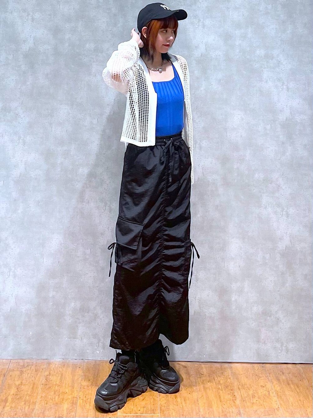 ホワイト系のカーディガン/ボレロ、ブルー系のタンクトップ、ブラック系のスニーカーを着用したレディースの夏コーディネートの7枚目の写真