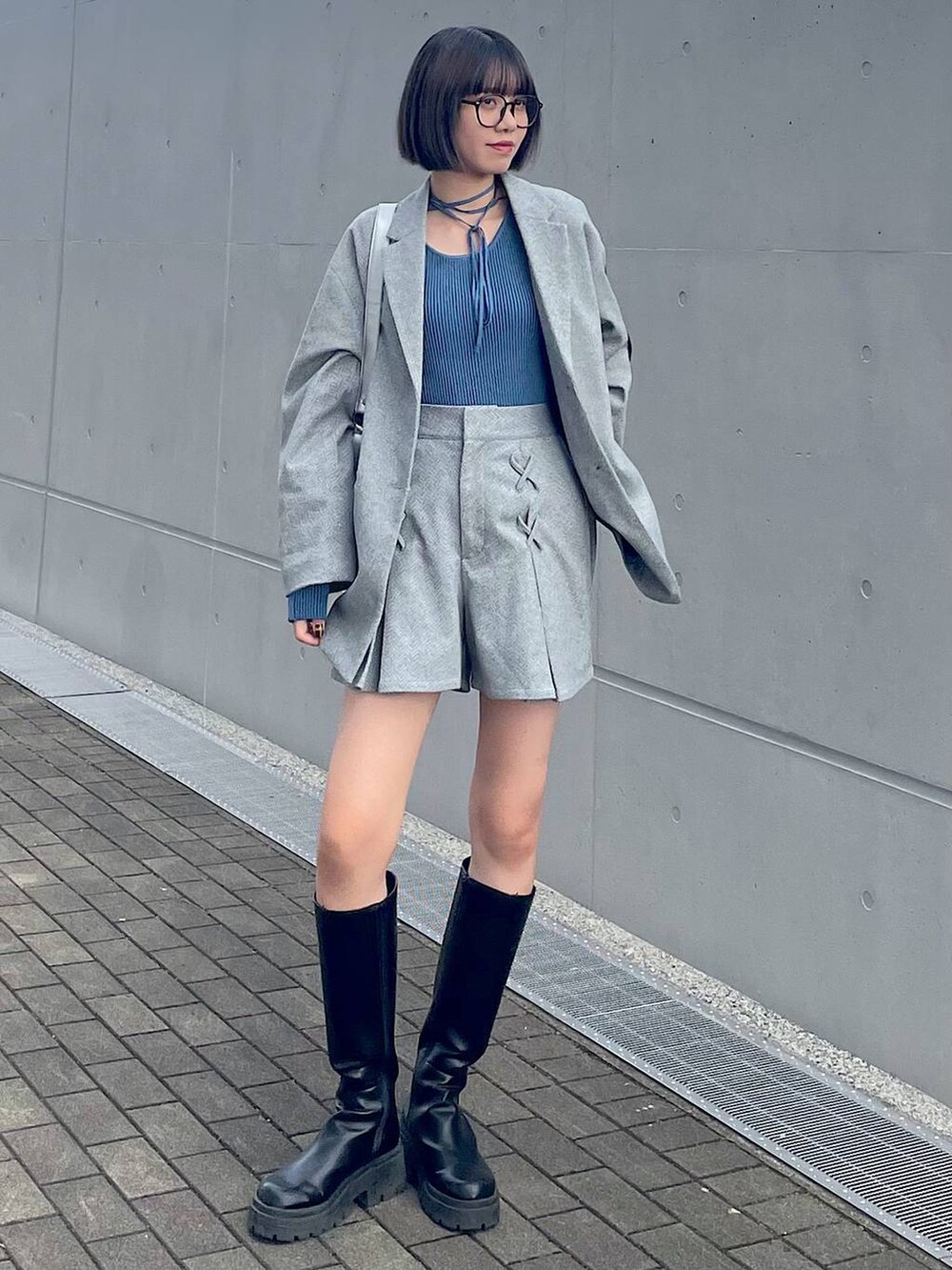 シルバー系のショルダーバッグ、ブラック系のその他パンツ、ブラック系のテーラードジャケットを着用したレディースの秋コーディネートの7枚目の写真