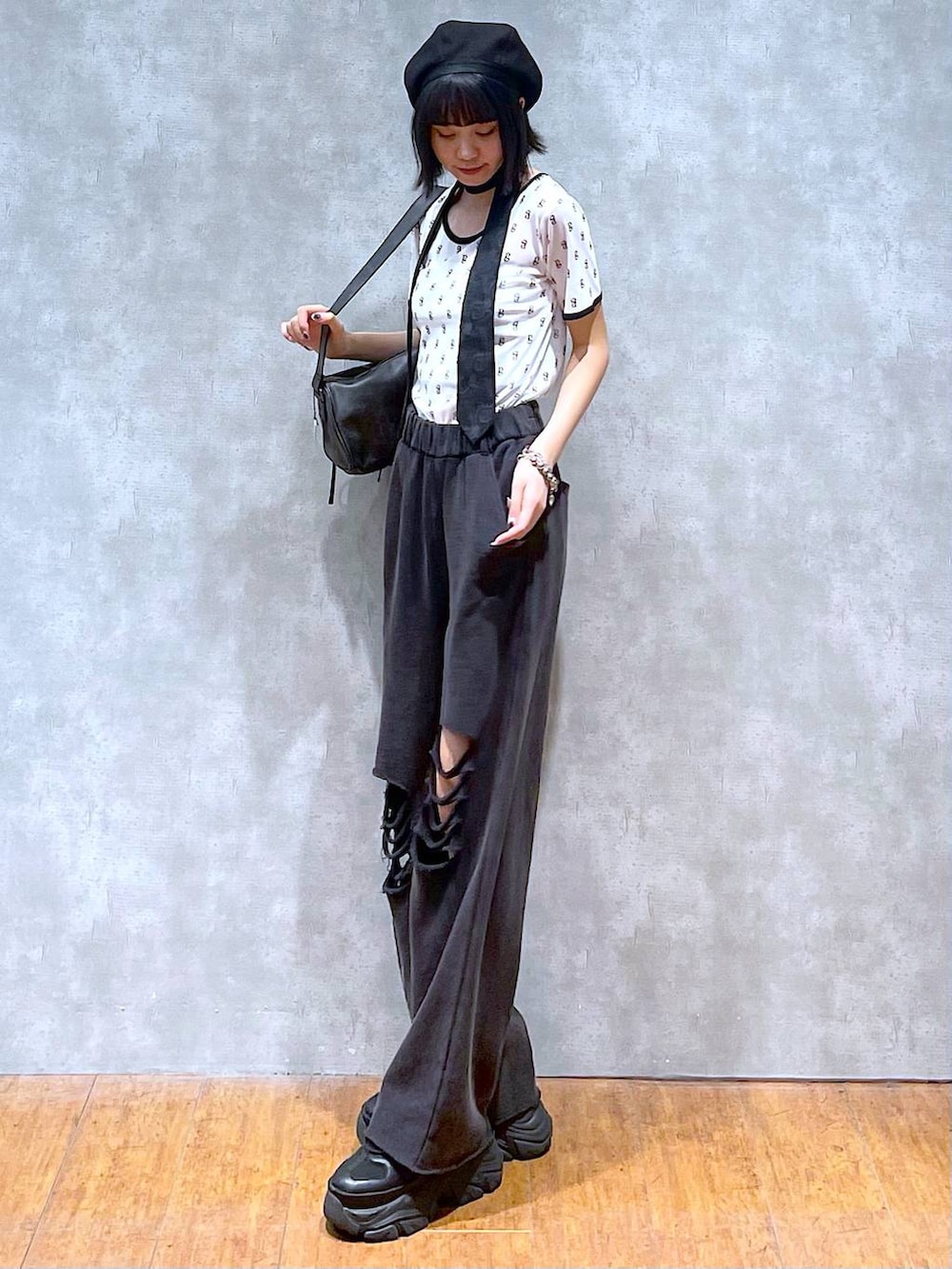 ブラック系のスニーカー、ブラック系のネクタイ、ブラック系のショルダーバッグを着用したレディースの夏コーディネートの8枚目の写真