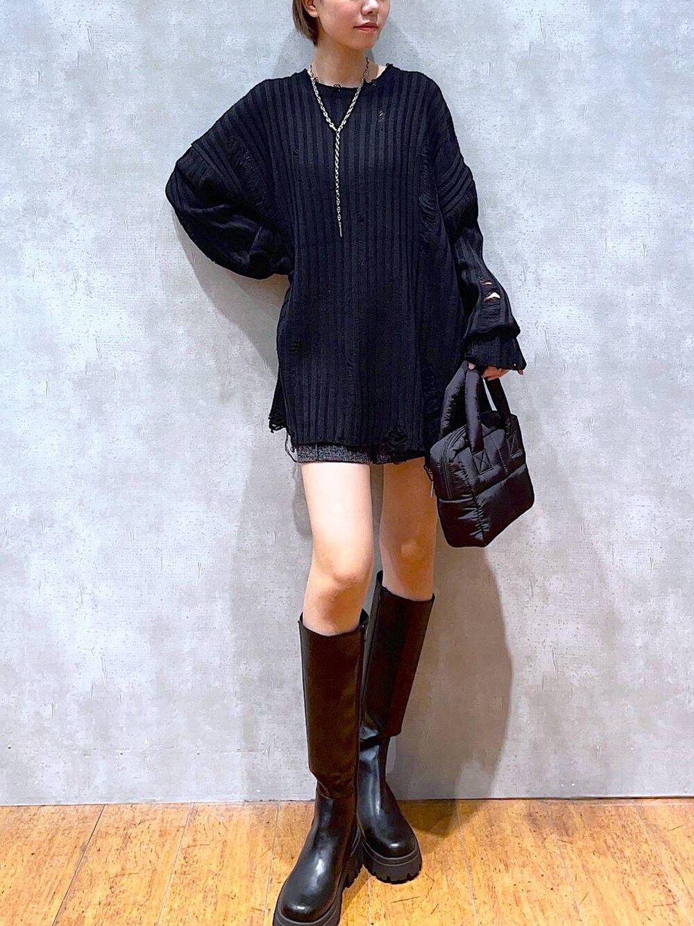 ブラック系のブーツ、ブラック系のブーツ、ブラック系のニット/セーターを着用したレディースの秋コーディネートの3枚目の写真