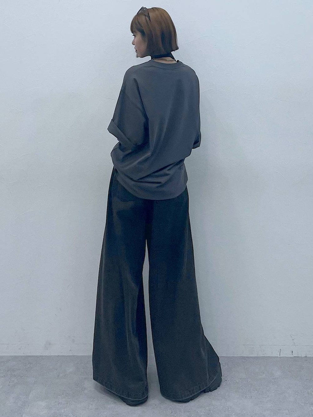 ブラック系のスニーカー、ブラック系のデニムパンツ、グレー系のTシャツ/カットソーを着用したレディースの夏コーディネートの7枚目の写真