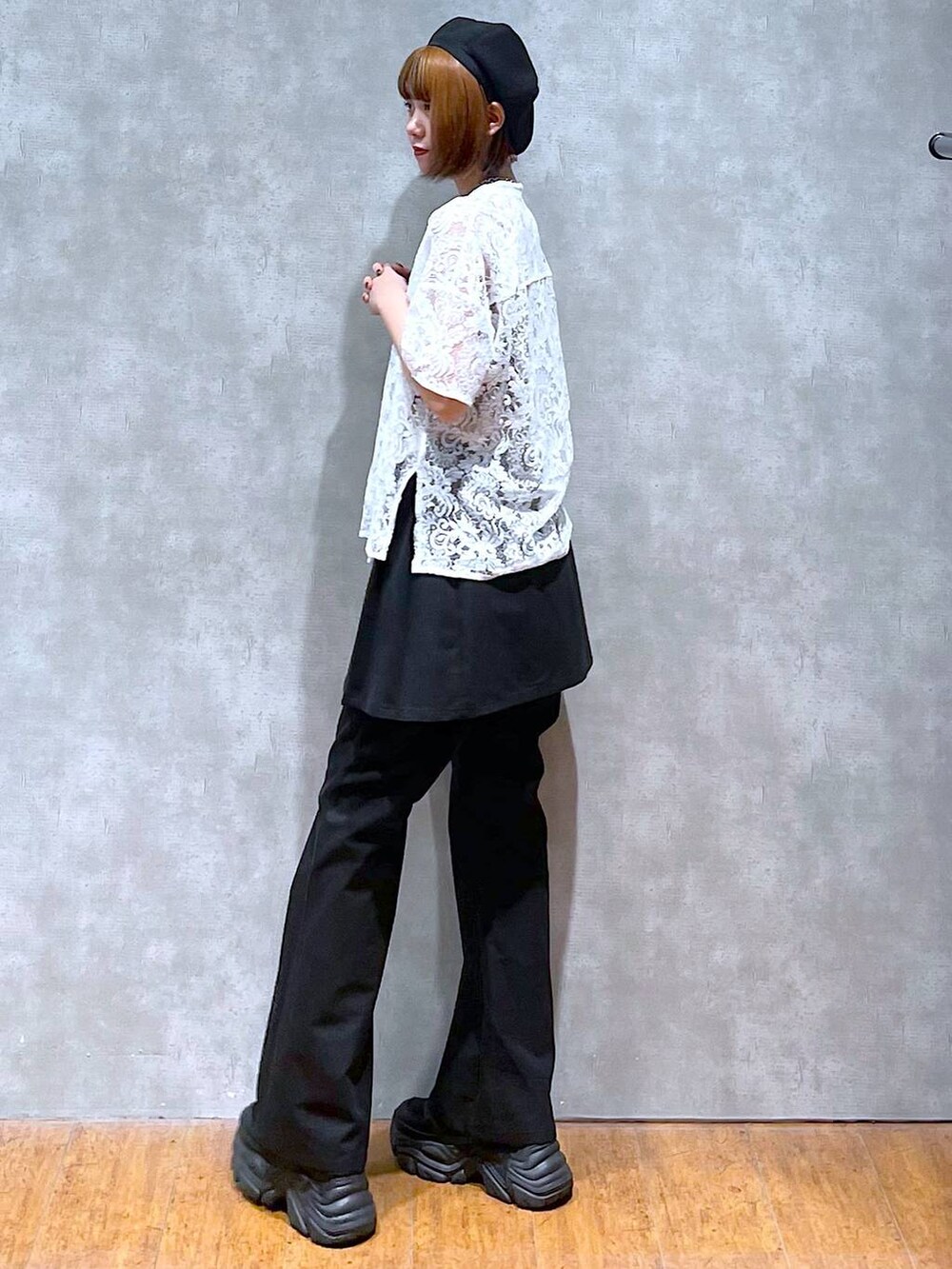 ブラック系のスニーカー、ホワイト系のシャツ/ブラウス、ブラック系のキャミソールを着用したレディースの夏コーディネートの4枚目の写真