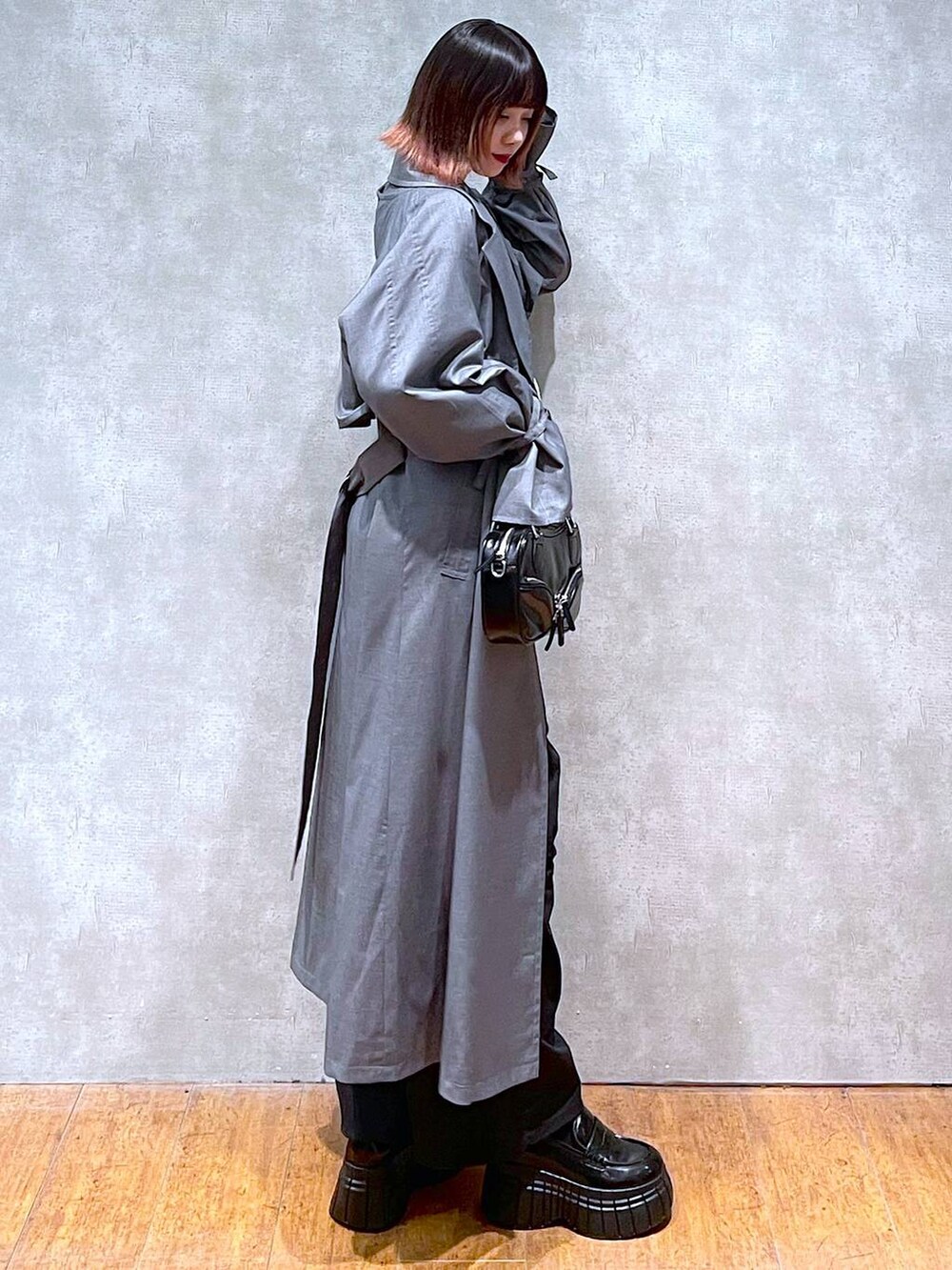 ホワイト系のニット/セーター、ブラック系のカーゴパンツ、ブラック系のキャミソールを着用したレディースの春コーディネートの4枚目の写真