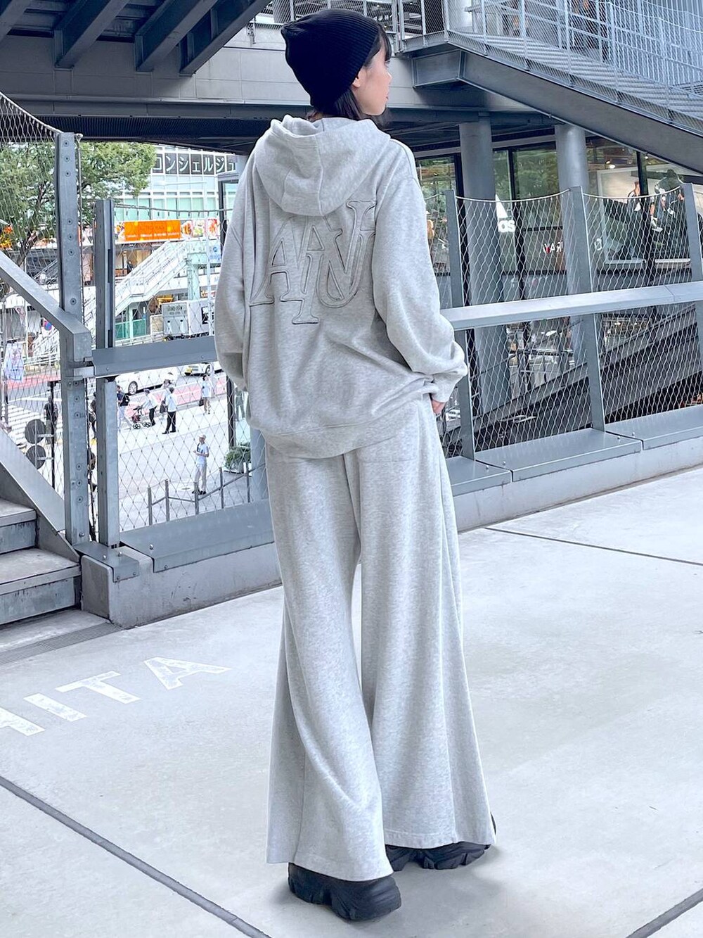 ブラック系のスニーカー、グレー系のパーカー、グレー系のスウェットパンツを着用したレディースの秋コーディネートの5枚目の写真