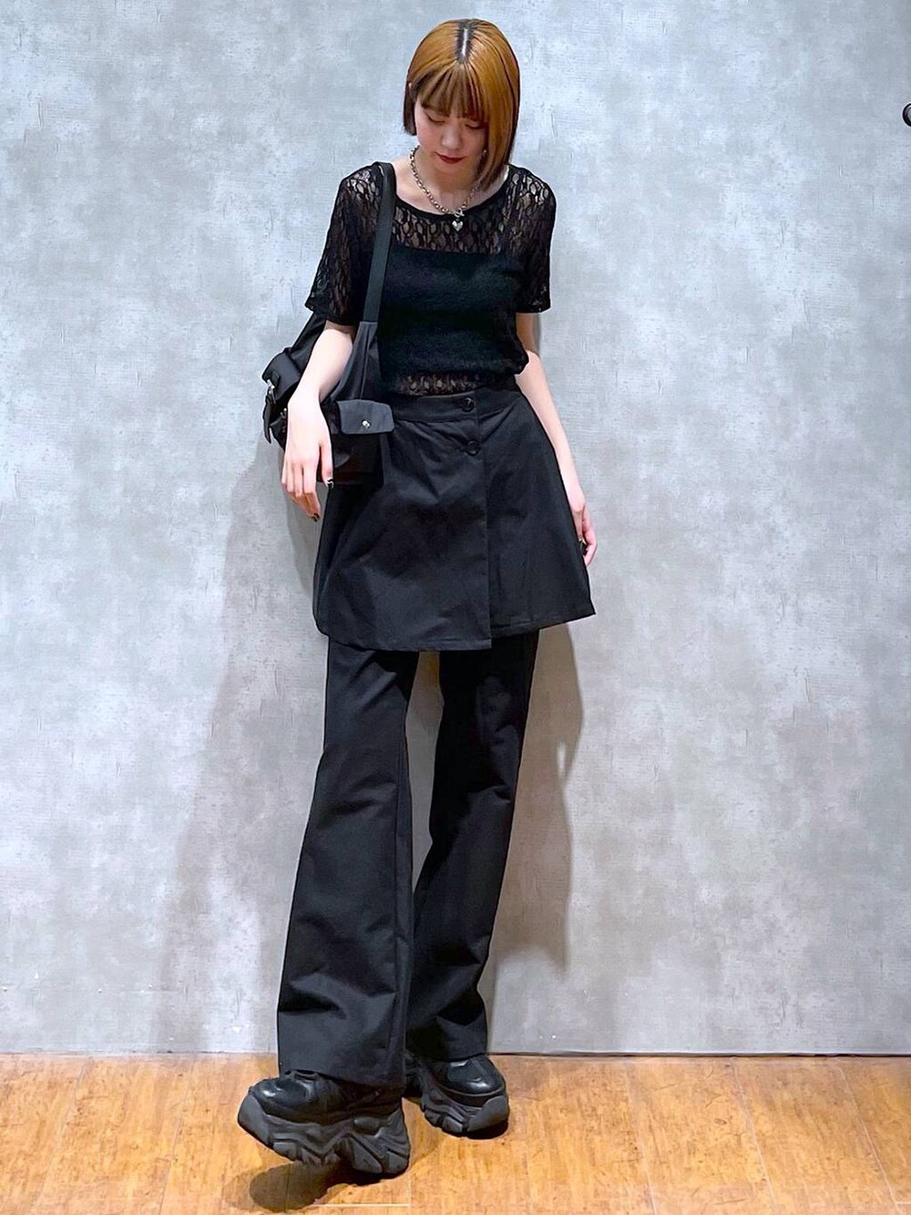 ブラック系のショルダーバッグ、ブラック系のキャミソール、ブラック系のスニーカーを着用したレディースの夏コーディネートの8枚目の写真