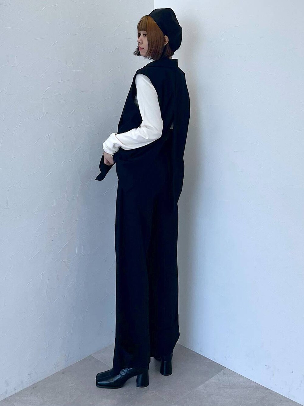 ブラック系のその他パンツ、ブラック系のベスト、ホワイト系のTシャツ/カットソーを着用したレディースの秋コーディネートの7枚目の写真