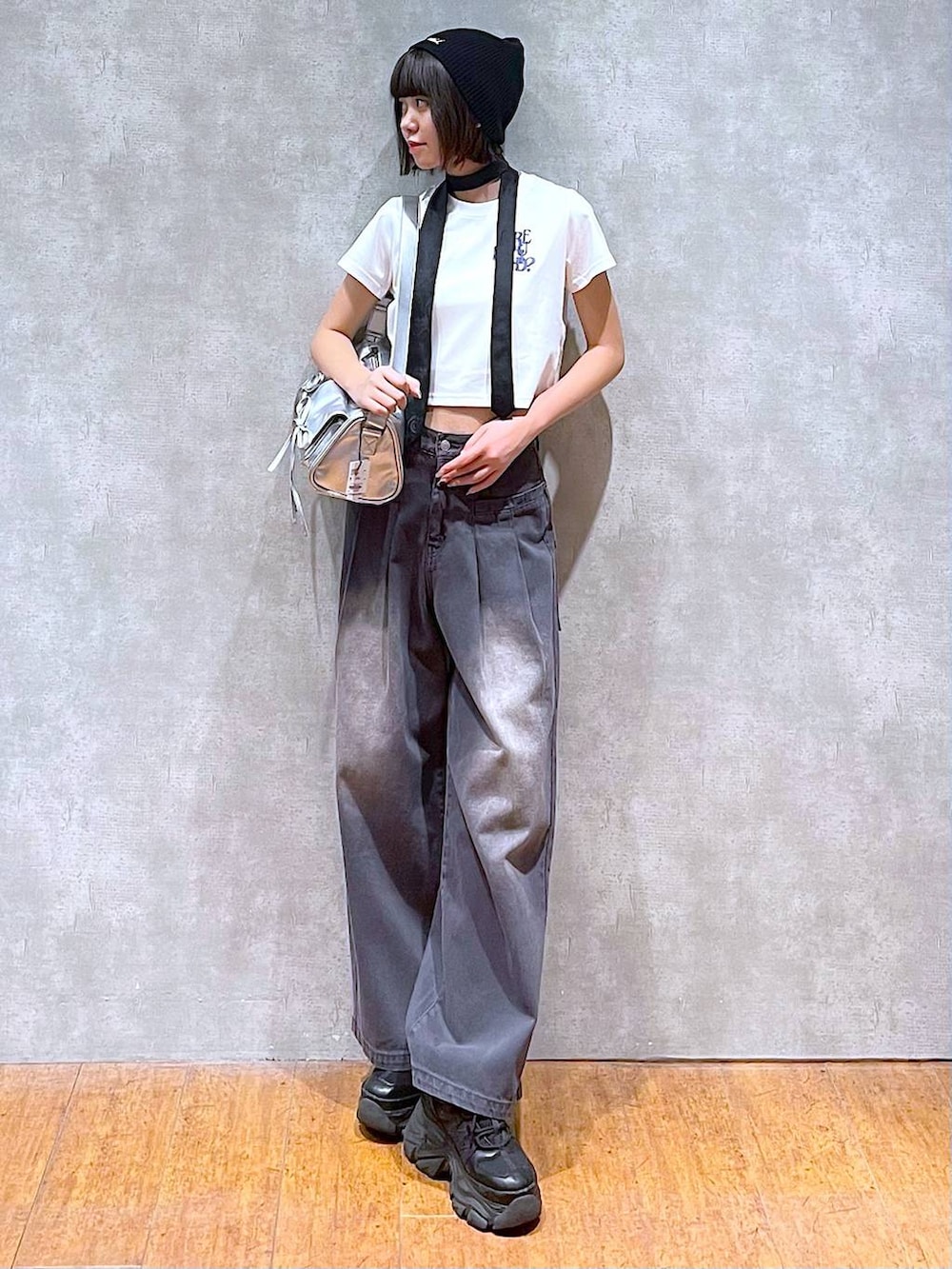 ブラック系のスニーカー、ブラック系のネクタイ、ホワイト系のTシャツ/カットソーを着用したレディースの夏コーディネートの8枚目の写真