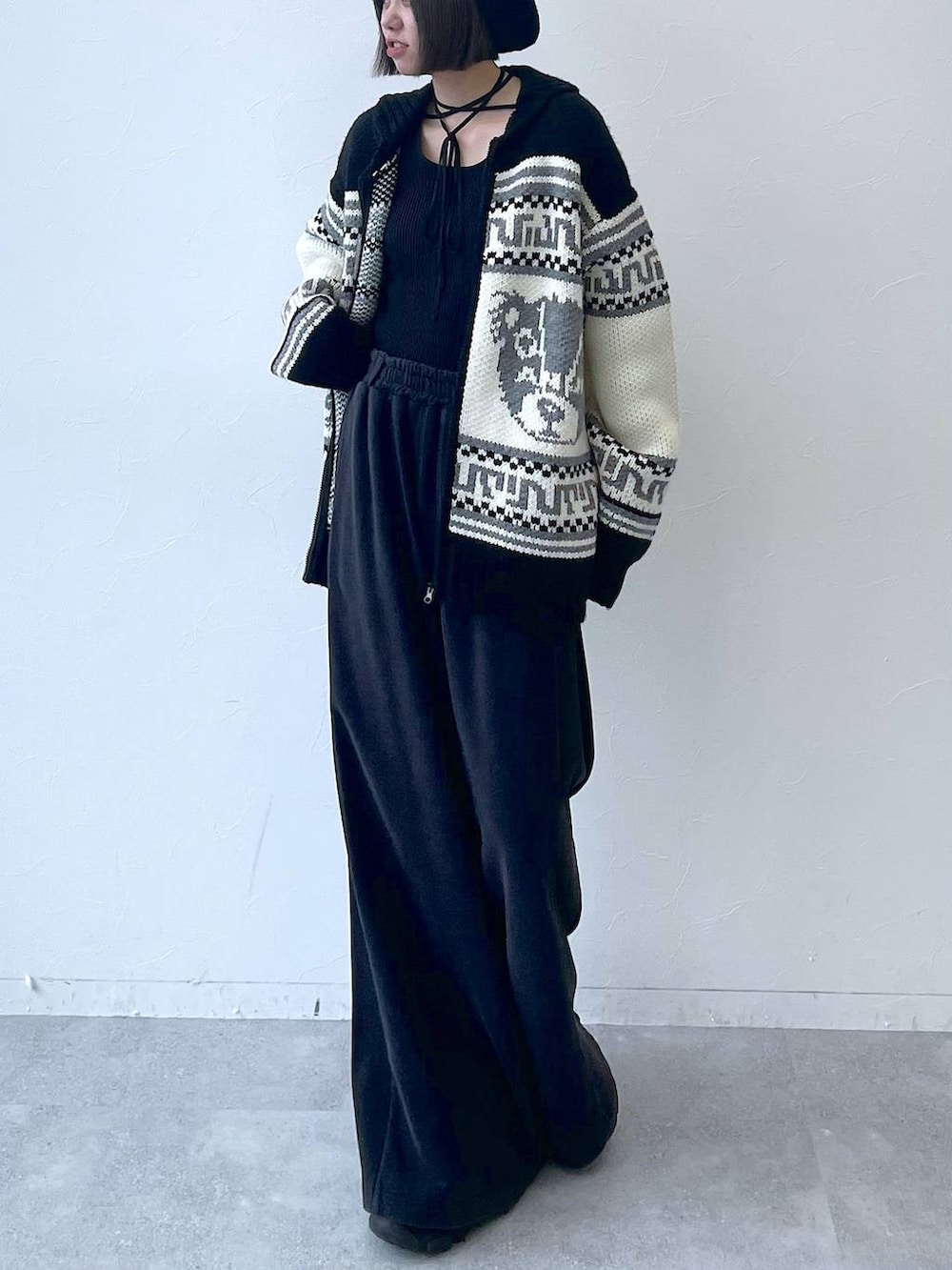 ブラック系のスニーカー、ブラック系のカーディガン/ボレロ、ブラック系のスウェットパンツを着用したレディースの秋コーディネートの2枚目の写真