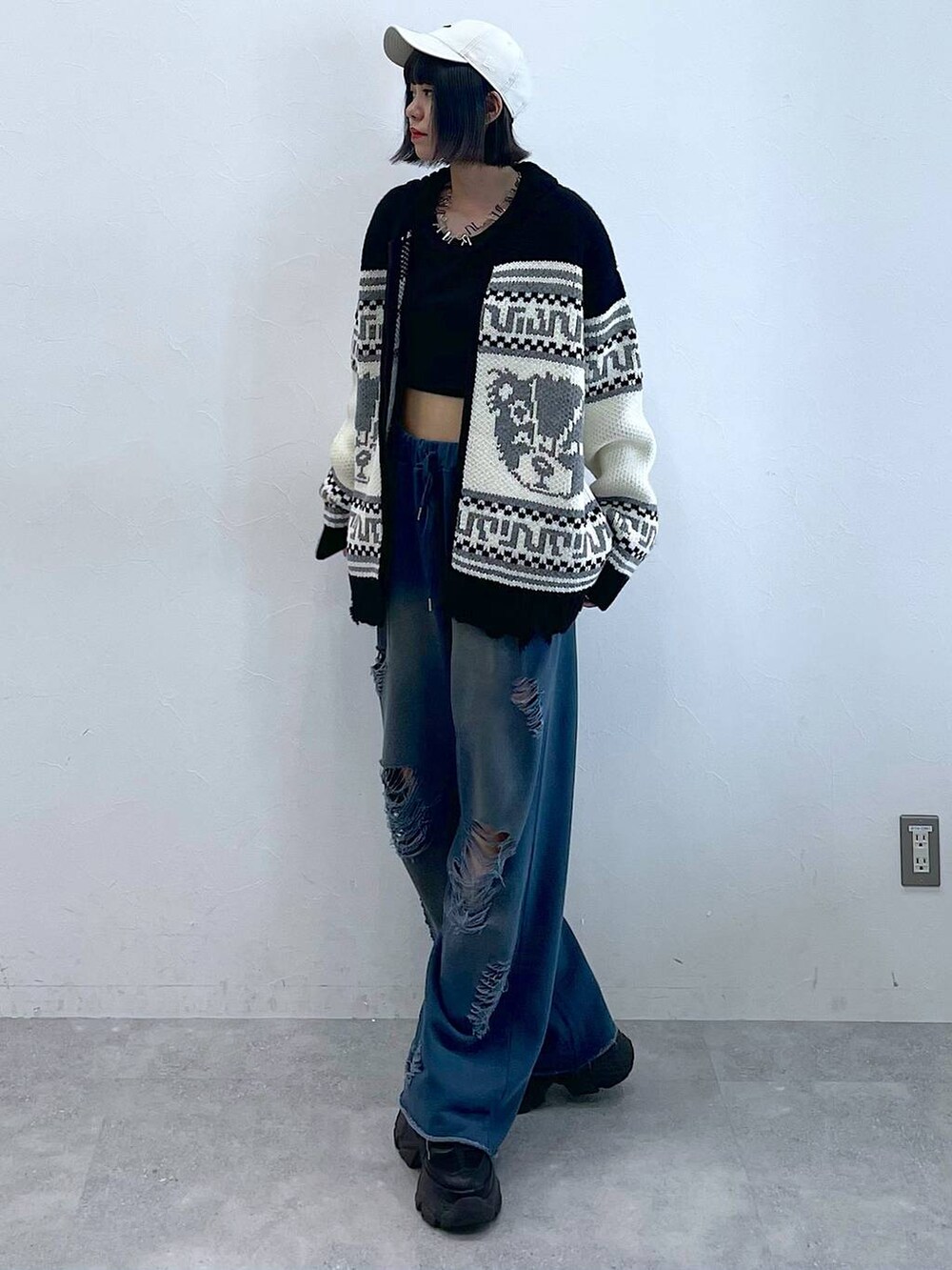 ブラック系のスニーカー、ブルー系のスウェットパンツ、ブラック系のTシャツ/カットソーを着用したレディースの秋コーディネートの5枚目の写真