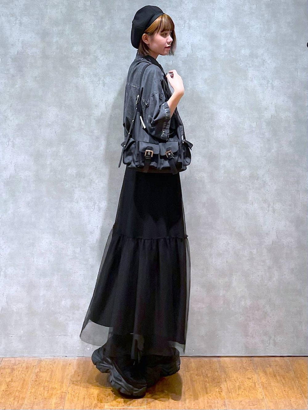 ブラック系のショルダーバッグ、ブラック系のスニーカー、ブラック系のシャツ/ブラウスを着用したレディースの夏コーディネートの6枚目の写真