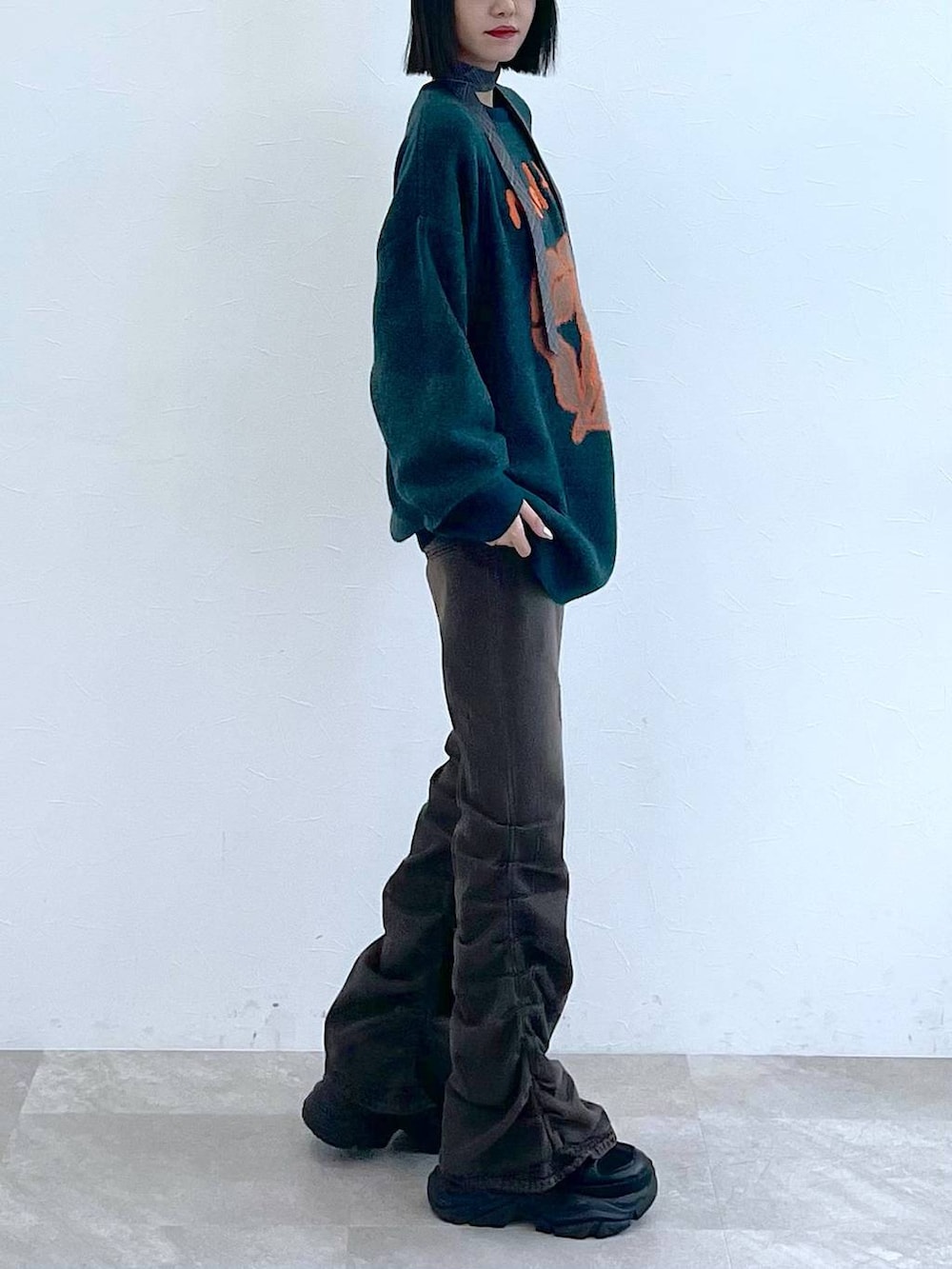 ブラック系のスニーカー、グレー系のネクタイ、ブラック系のデニムパンツを着用したレディースの秋コーディネートの4枚目の写真