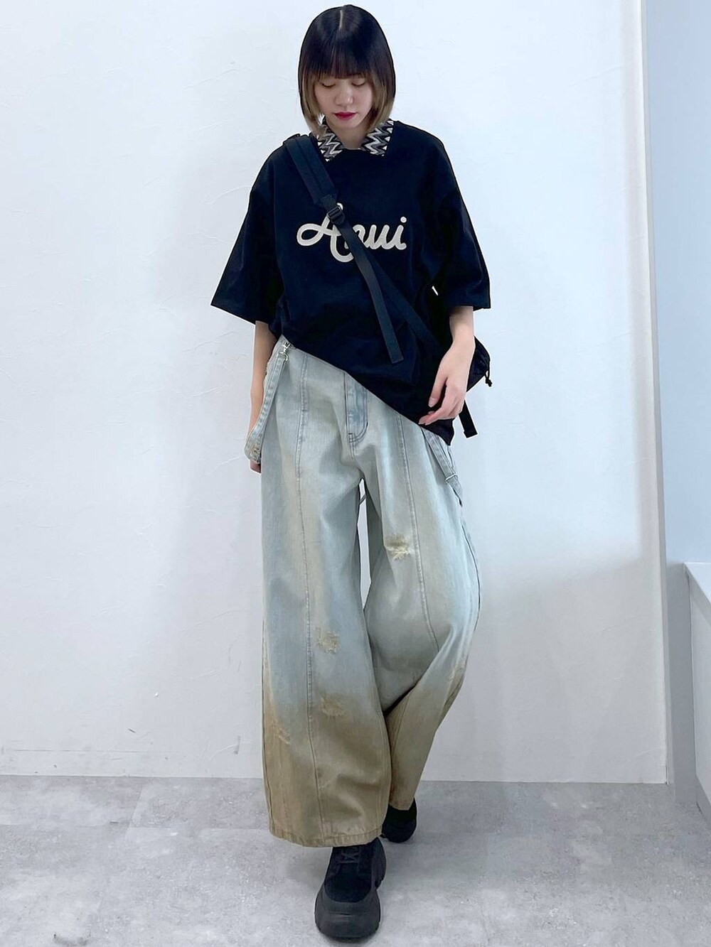 ブラック系のTシャツ/カットソー、ブラック系のボディバッグ/ウエストポーチ、ブラック系のブーツを着用したレディースの春コーディネートの2枚目の写真