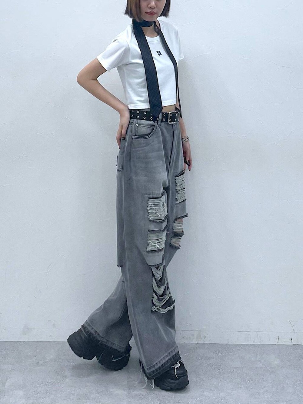 ブラック系のデニムパンツ、ブラック系のスニーカー、ブラック系のネクタイを着用したレディースの夏コーディネートの6枚目の写真