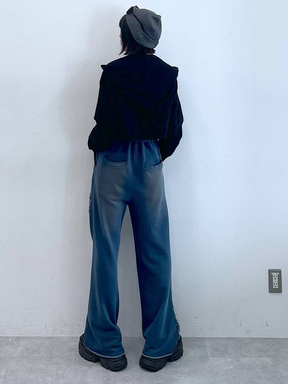 ブラック系のスニーカー、ブルー系のスウェットパンツ、ブラック系のキャミソールを着用したレディースの夏コーディネートの5枚目の写真