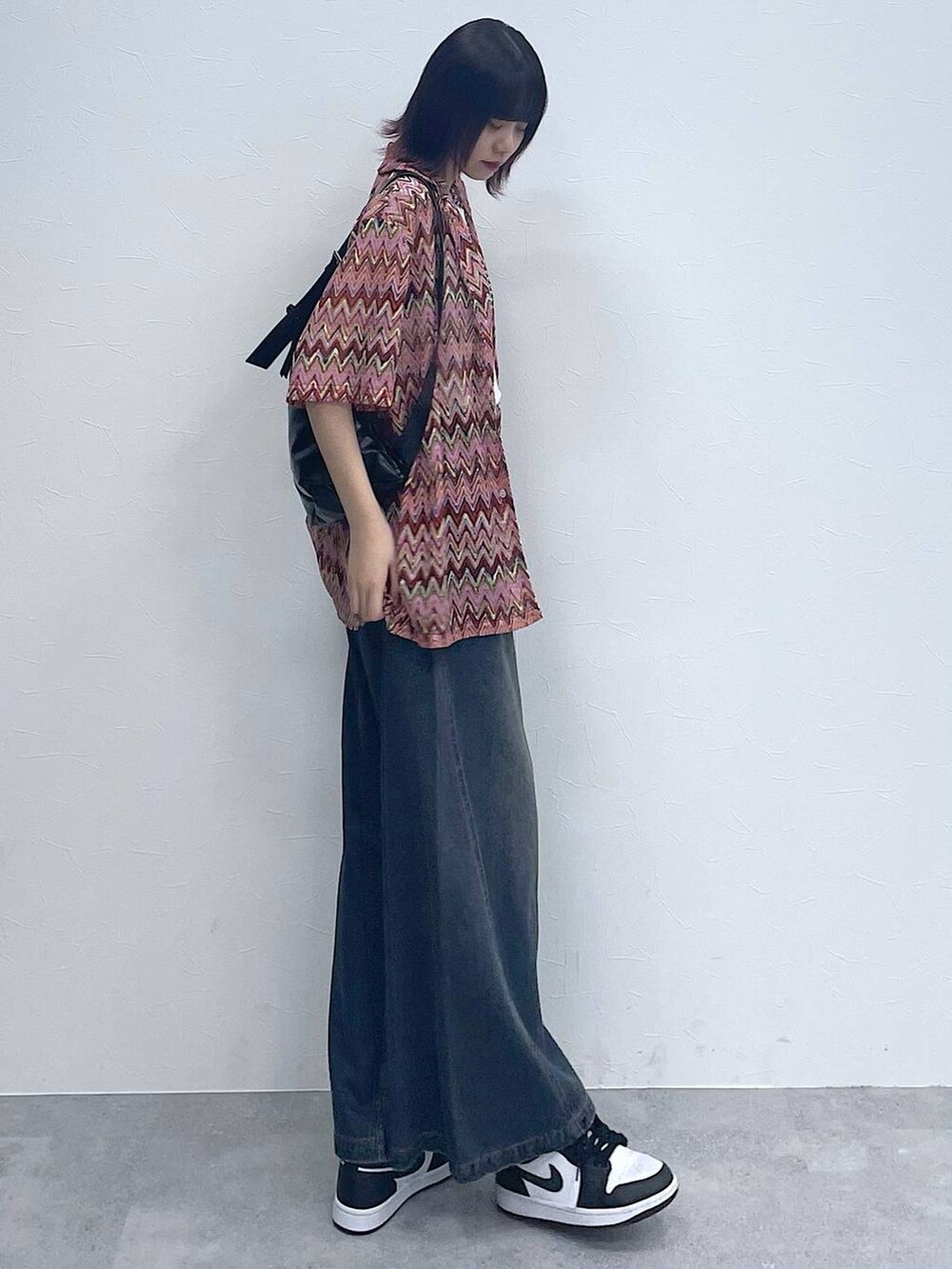 ピンク系のシャツ/ブラウス、ブルー系のデニムパンツ、ホワイト系のTシャツ/カットソーを着用したレディースの春コーディネートの4枚目の写真