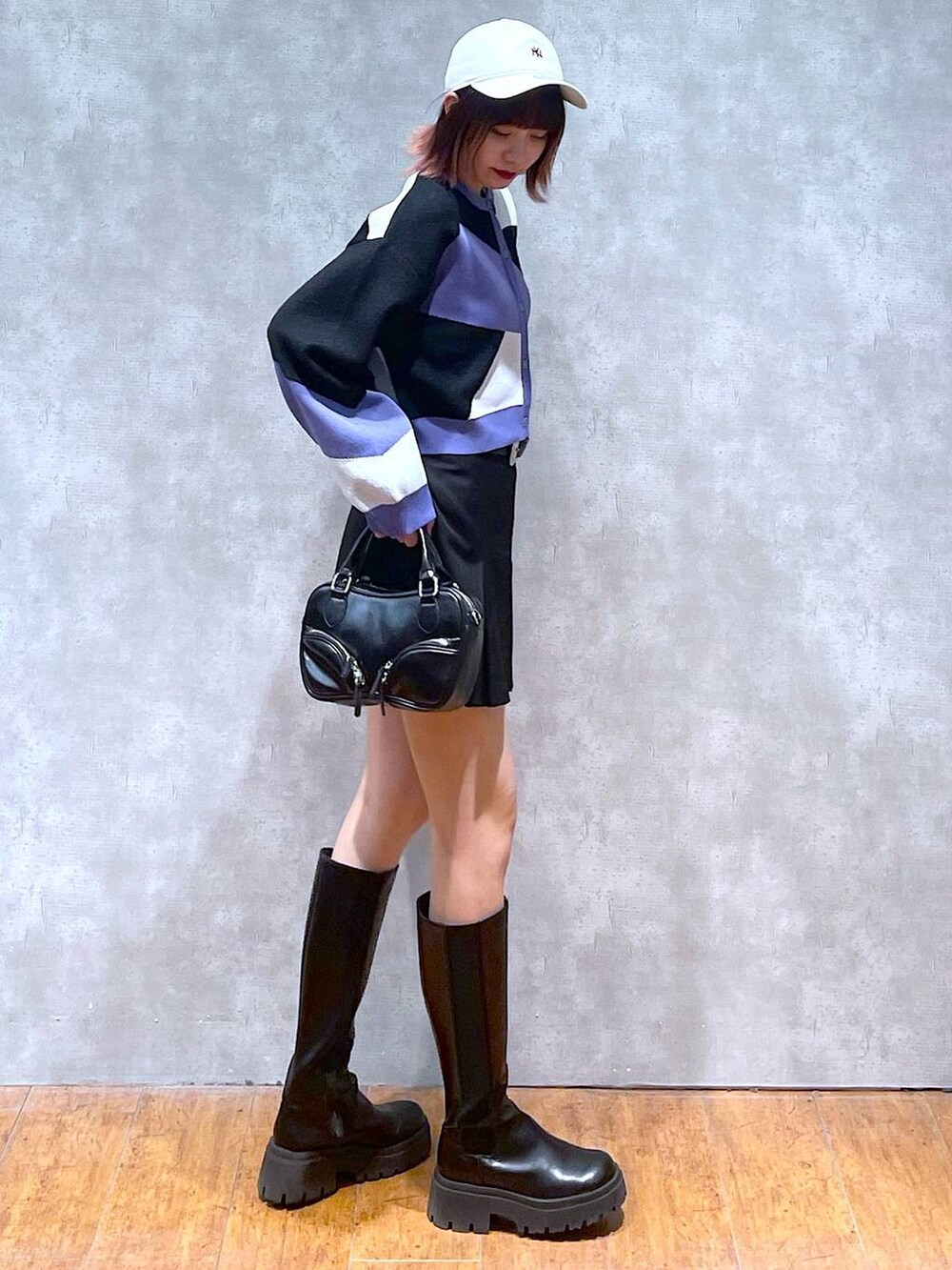 ブラック系のカーディガン/ボレロ、ブラック系のブーツ、ブラック系のその他パンツを着用したレディースの春コーディネートの3枚目の写真