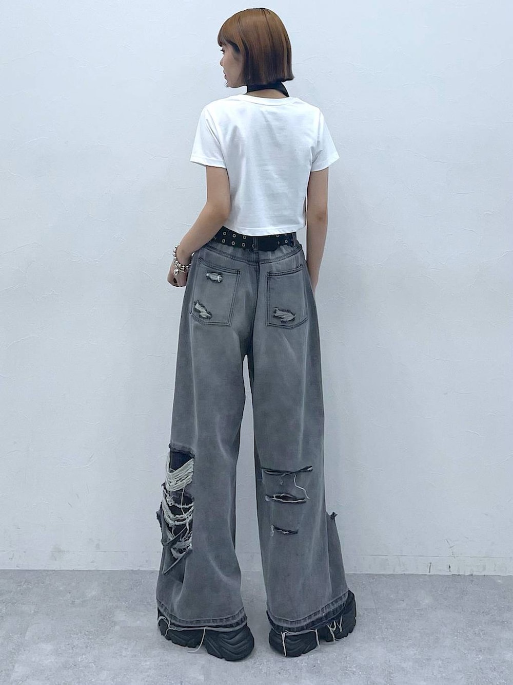 ブラック系のデニムパンツ、ブラック系のスニーカー、ブラック系のネクタイを着用したレディースの夏コーディネートの5枚目の写真